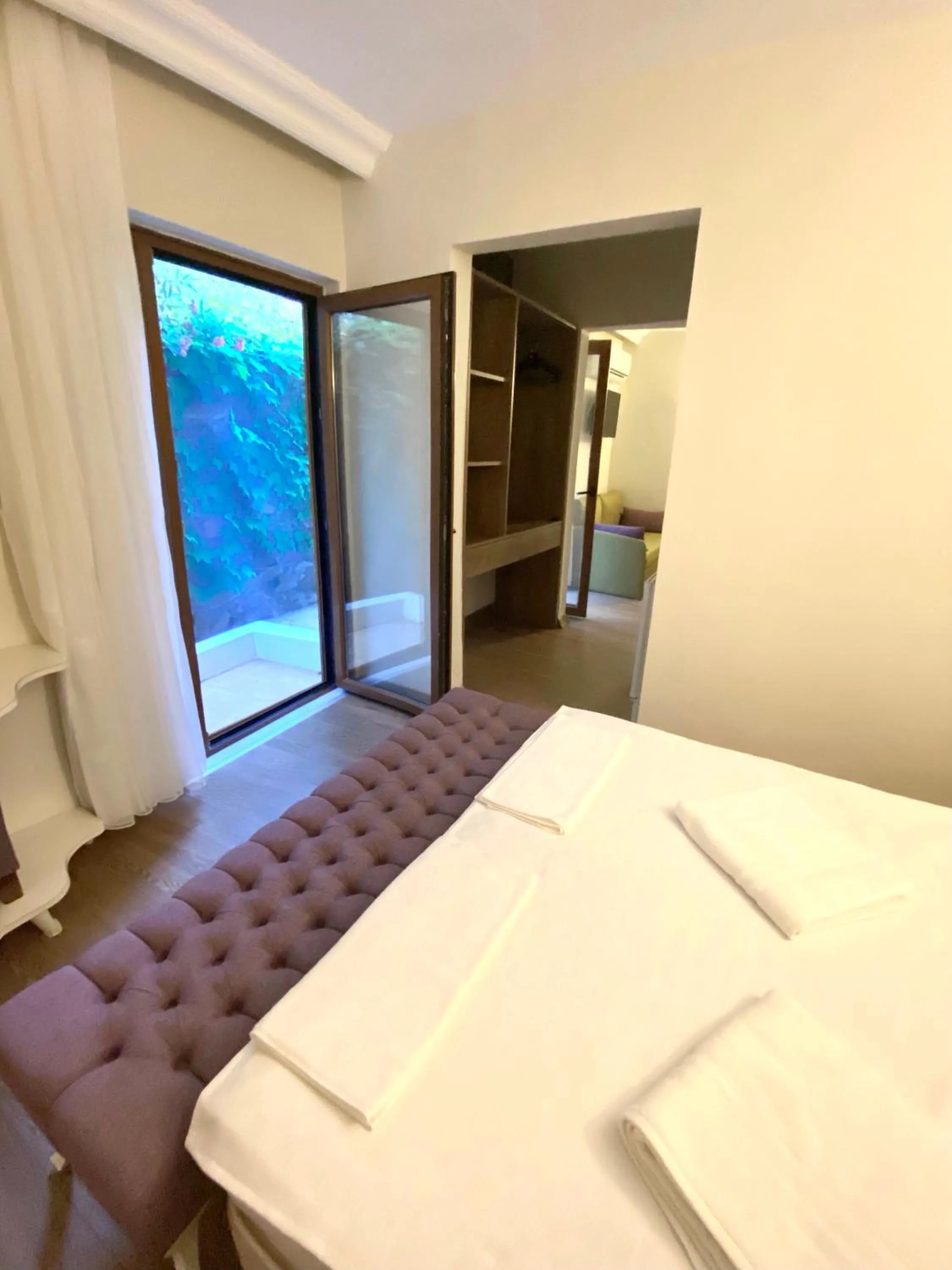 Bedroom, Bed in Ford Hotel