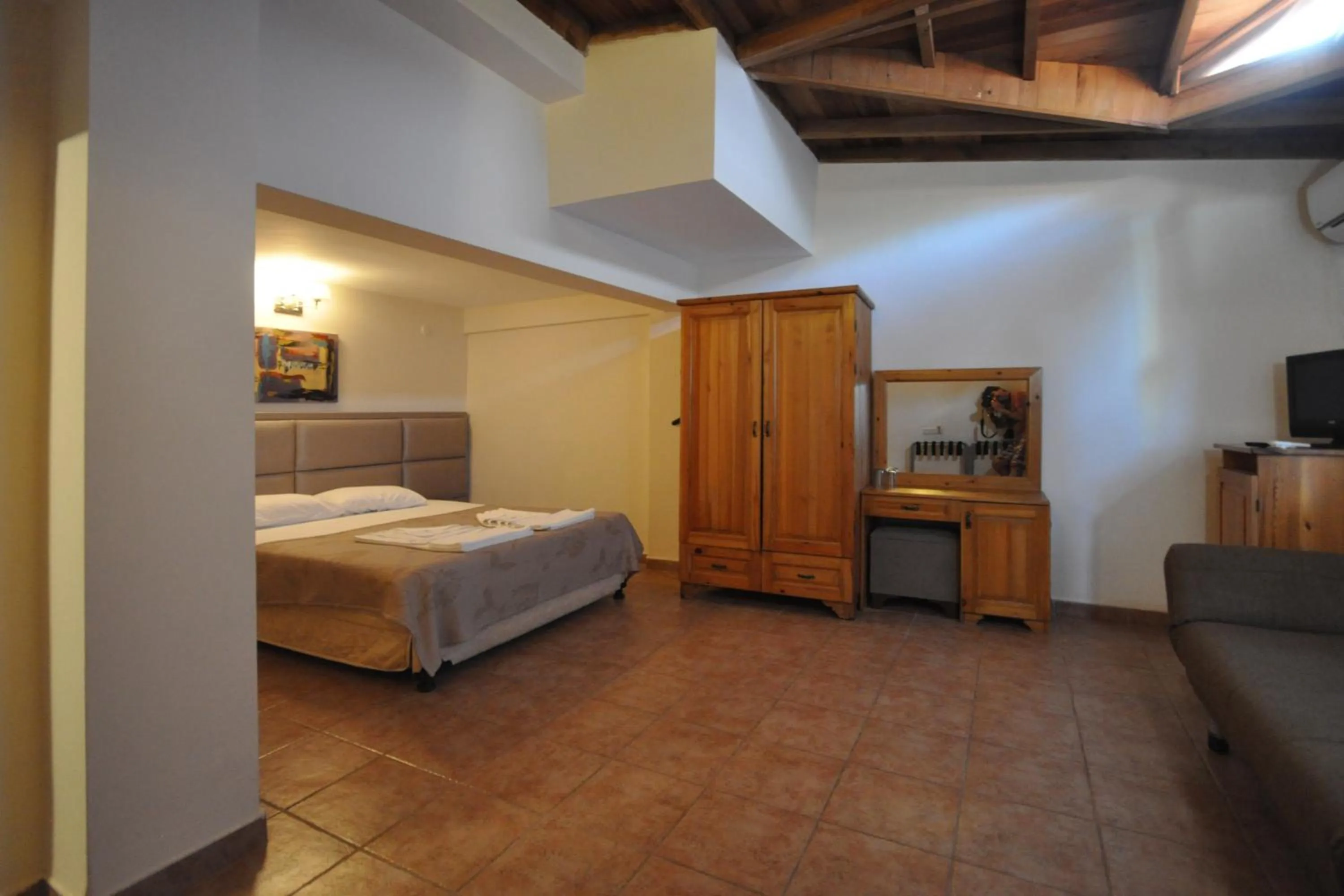 Bedroom, Bed in Ford Hotel