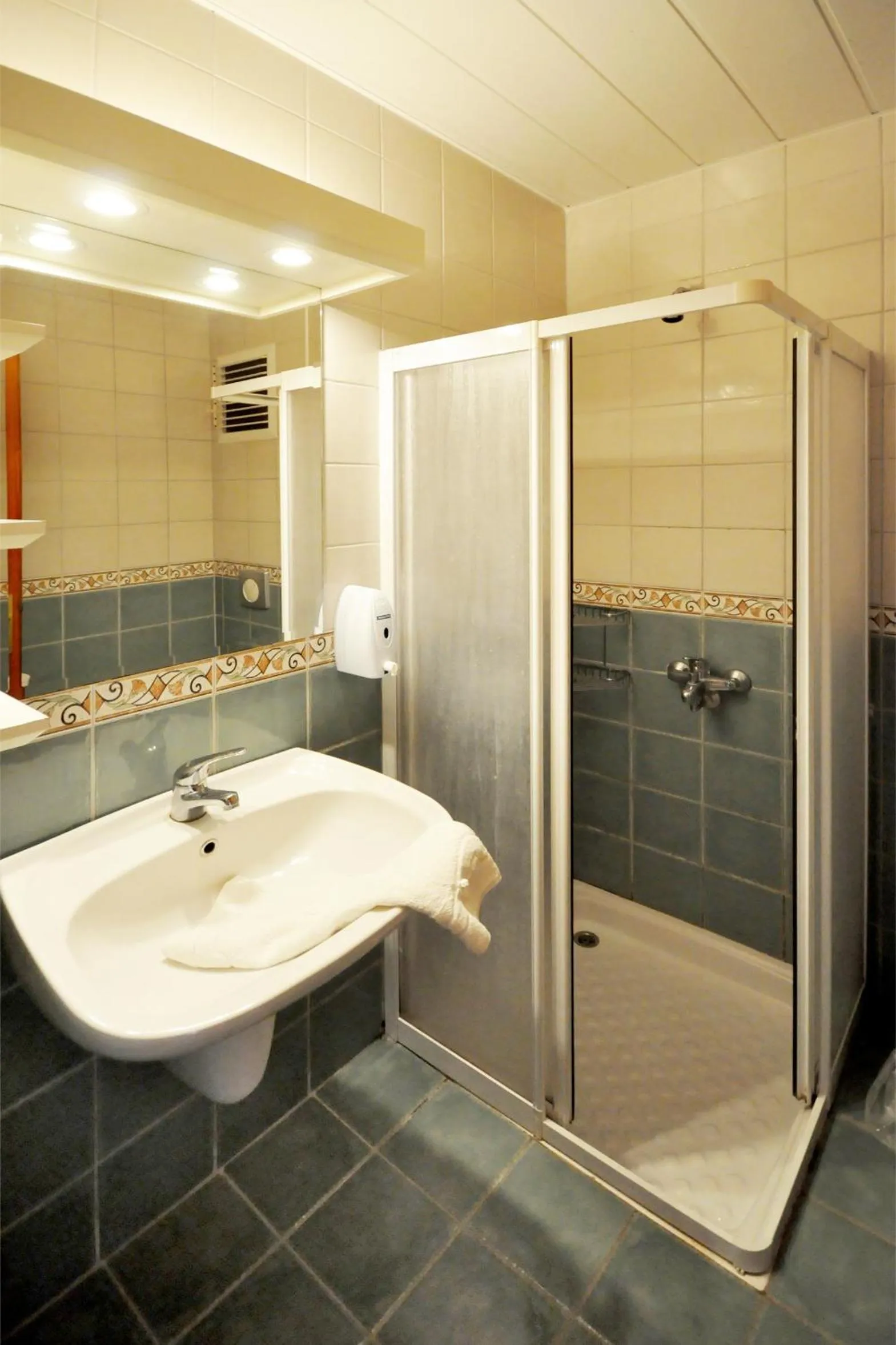 Bathroom in Ford Hotel