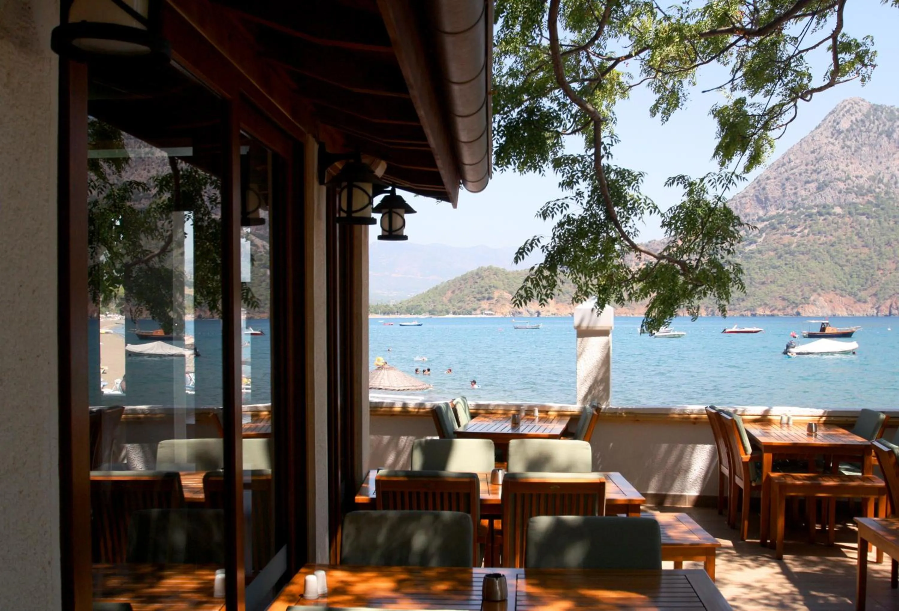 Restaurant/places to eat in Ford Hotel