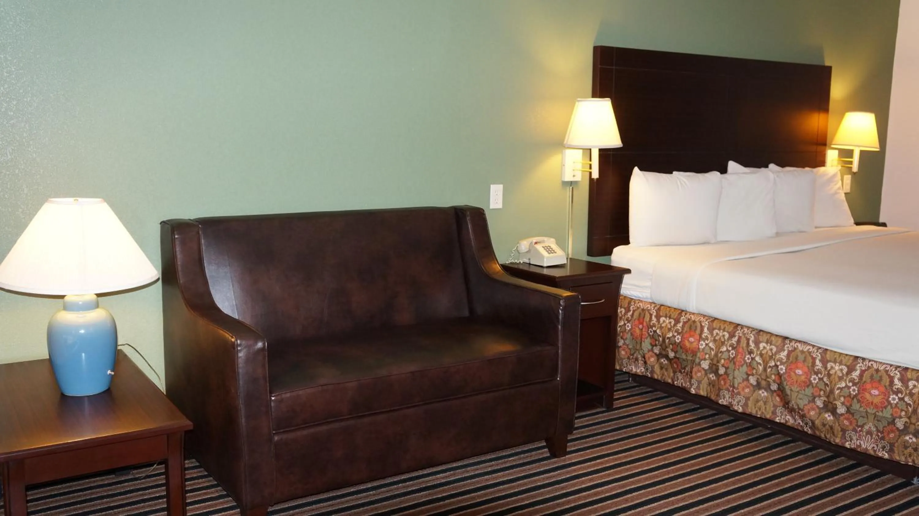 Seating area, Bed in Regency Inn Pittsburg