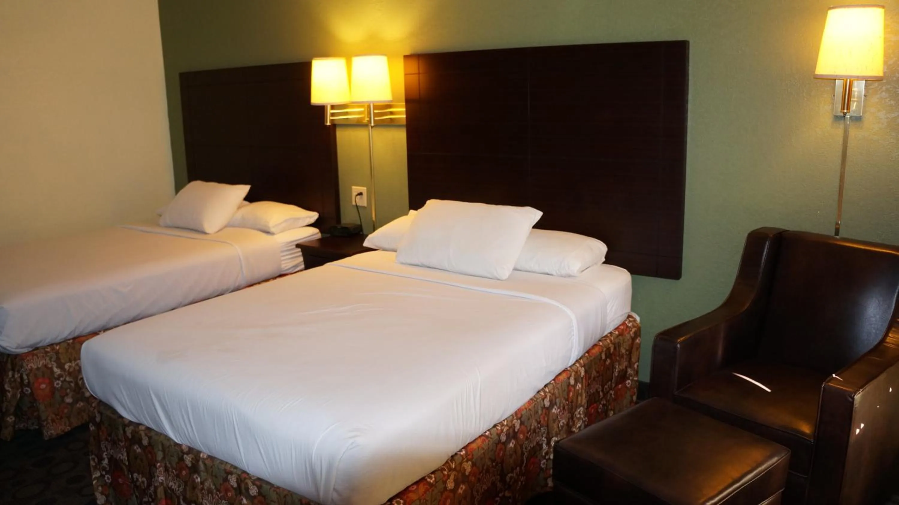 Bed in Regency Inn Pittsburg