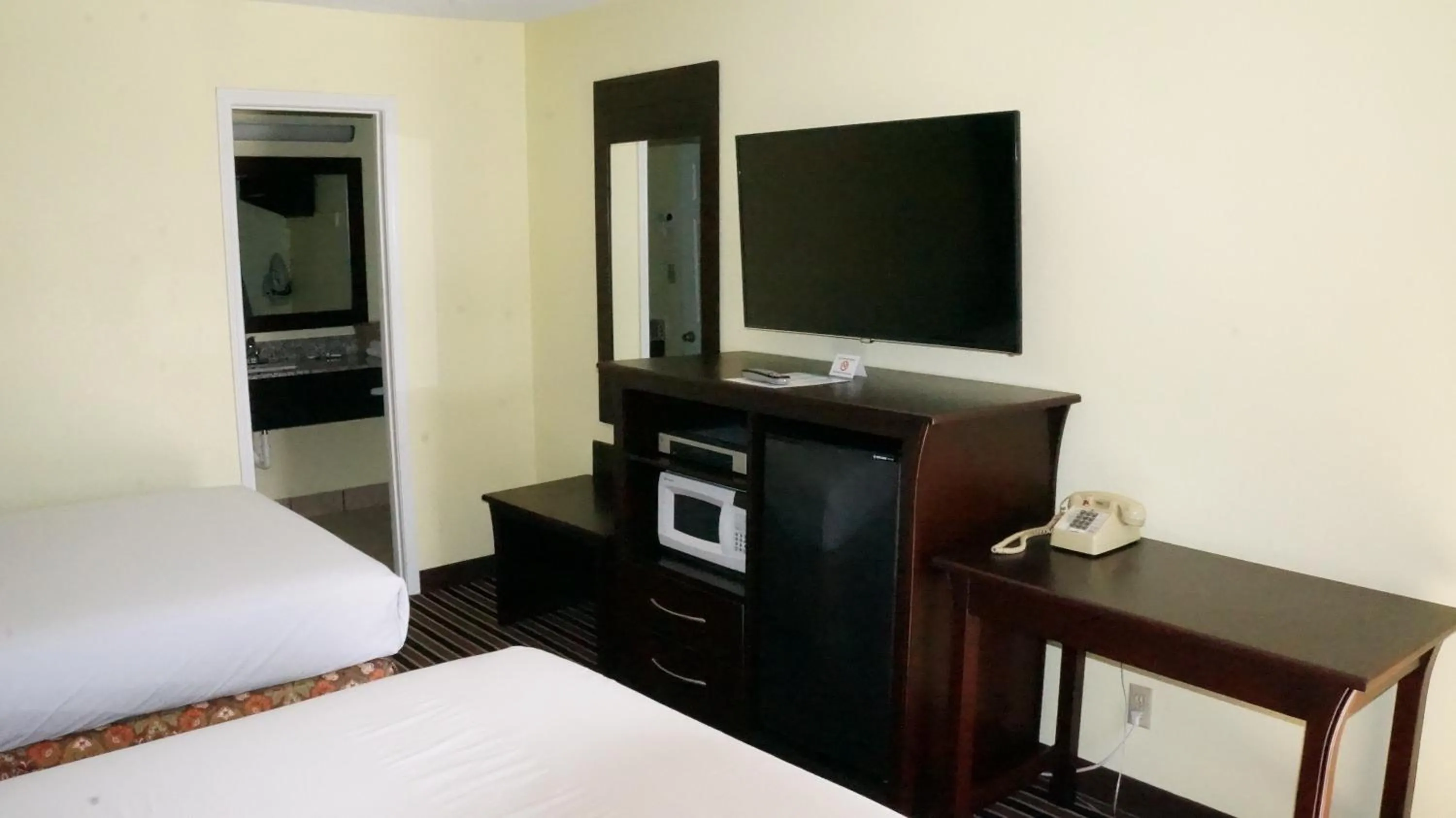 TV and multimedia, Bed in Regency Inn Pittsburg