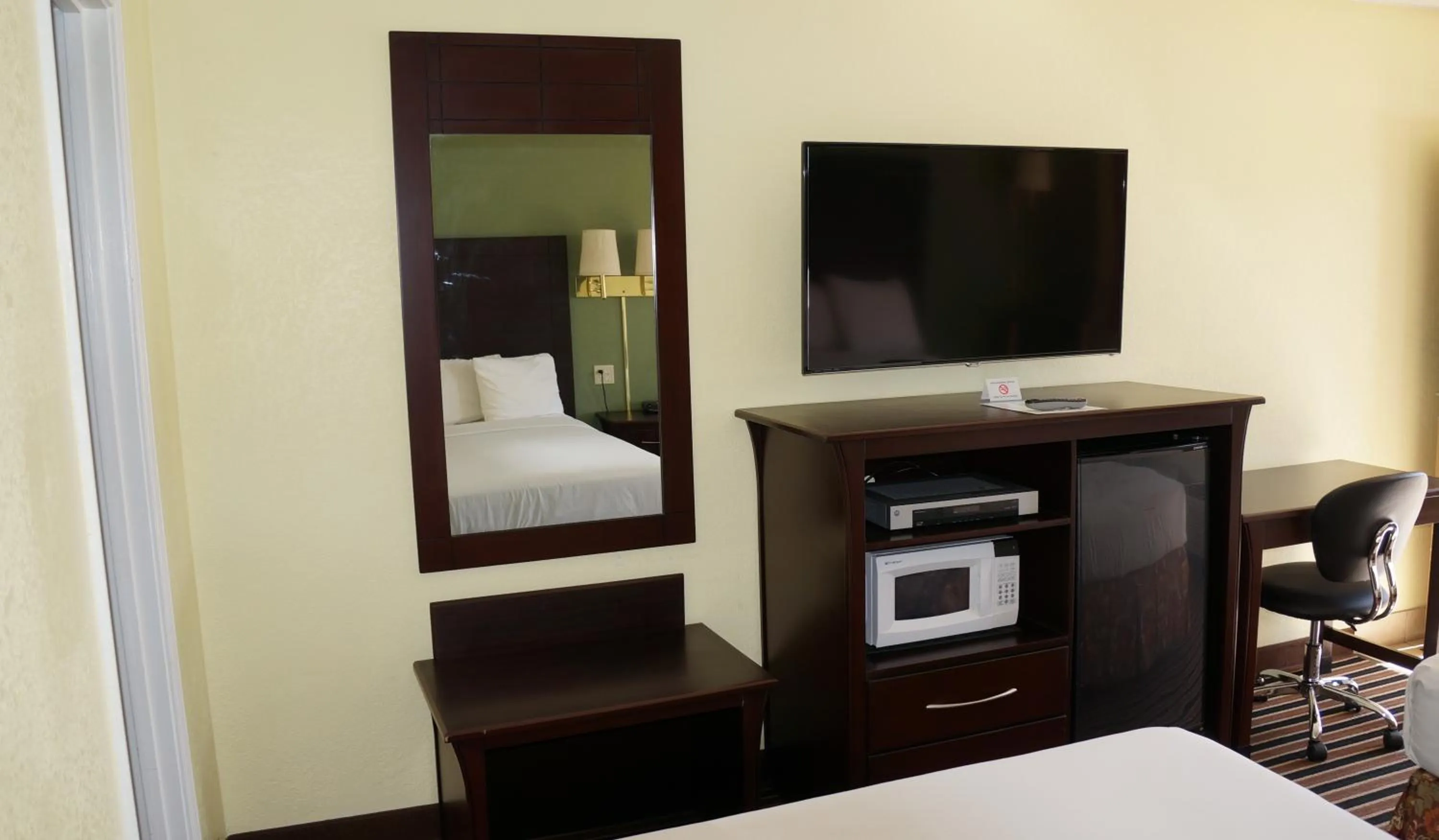 TV and multimedia, Bed in Regency Inn Pittsburg