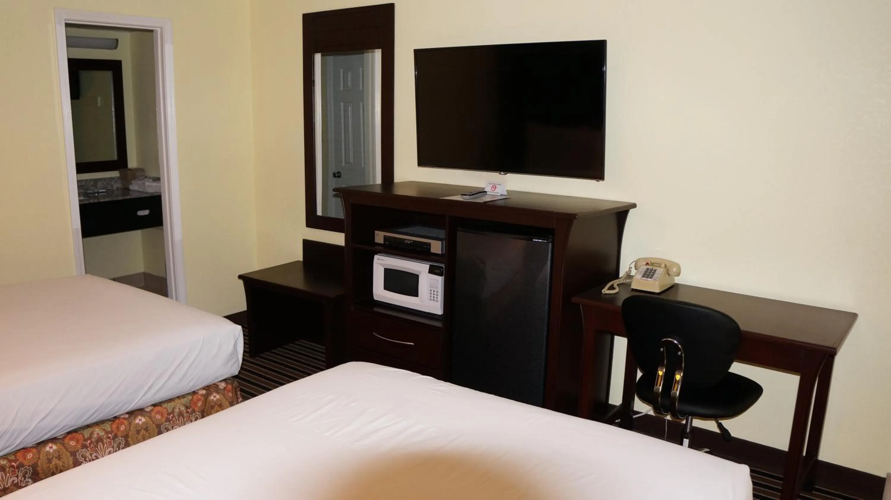 TV and multimedia, Bed in Regency Inn Pittsburg