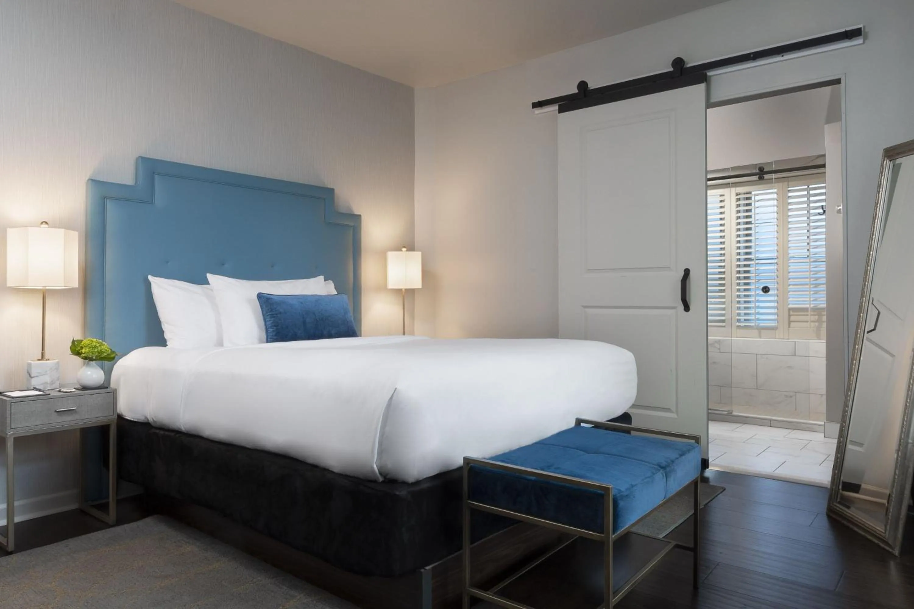 Photo of the whole room, Bed in Seven Gables Inn, St Louis West, a Tribute Portfolio Hotel