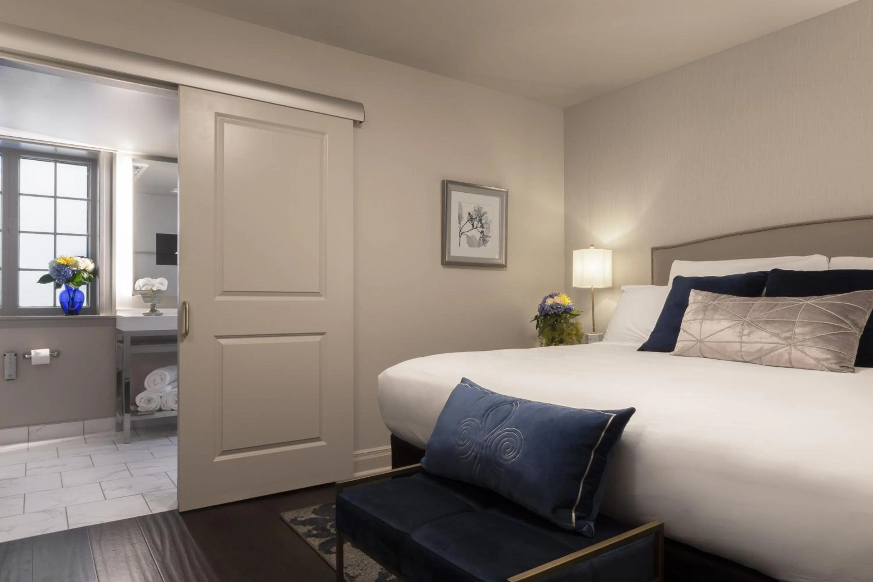 Photo of the whole room, Bed in Seven Gables Inn, St Louis West, a Tribute Portfolio Hotel