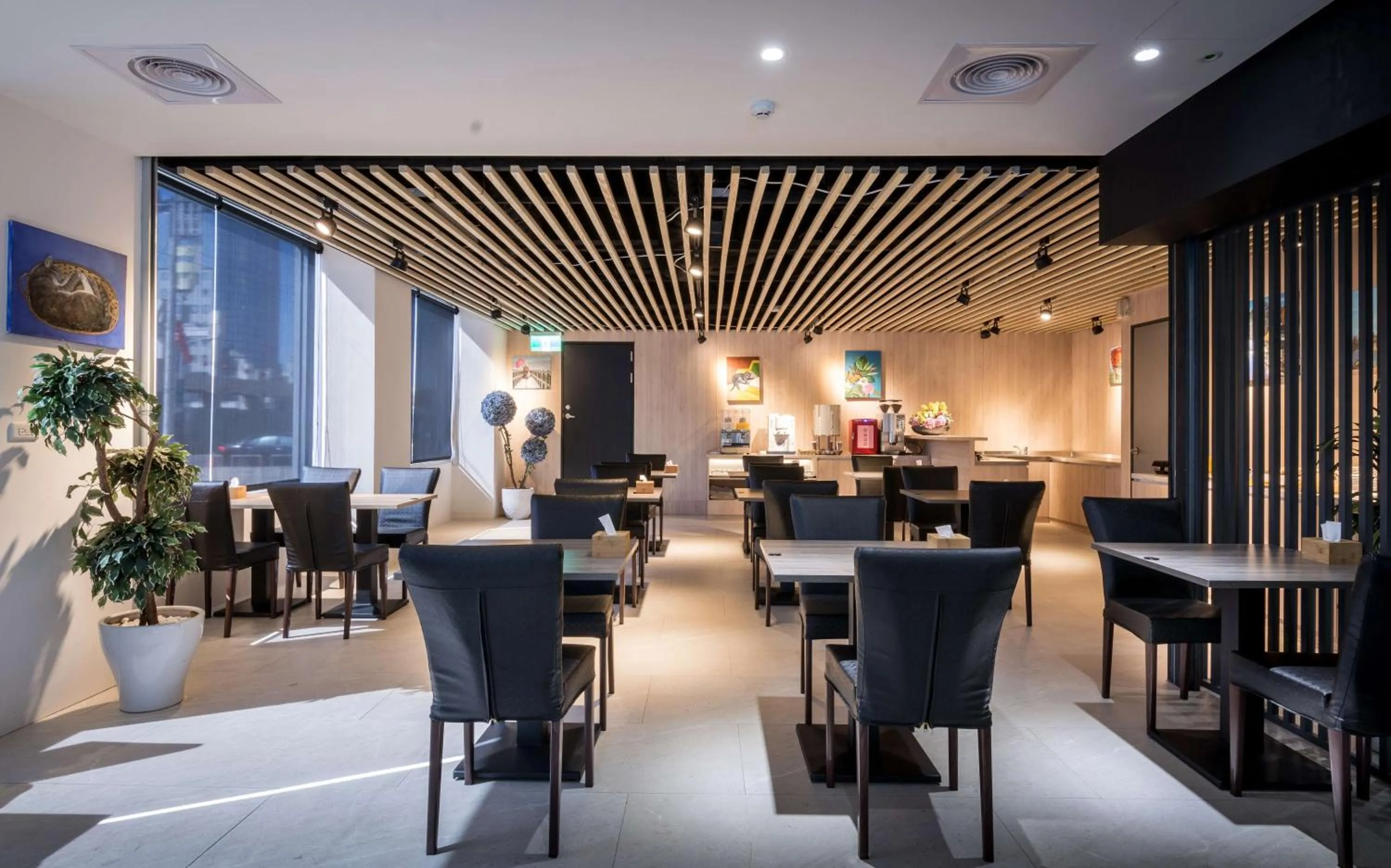 Restaurant/places to eat in D D Hotel