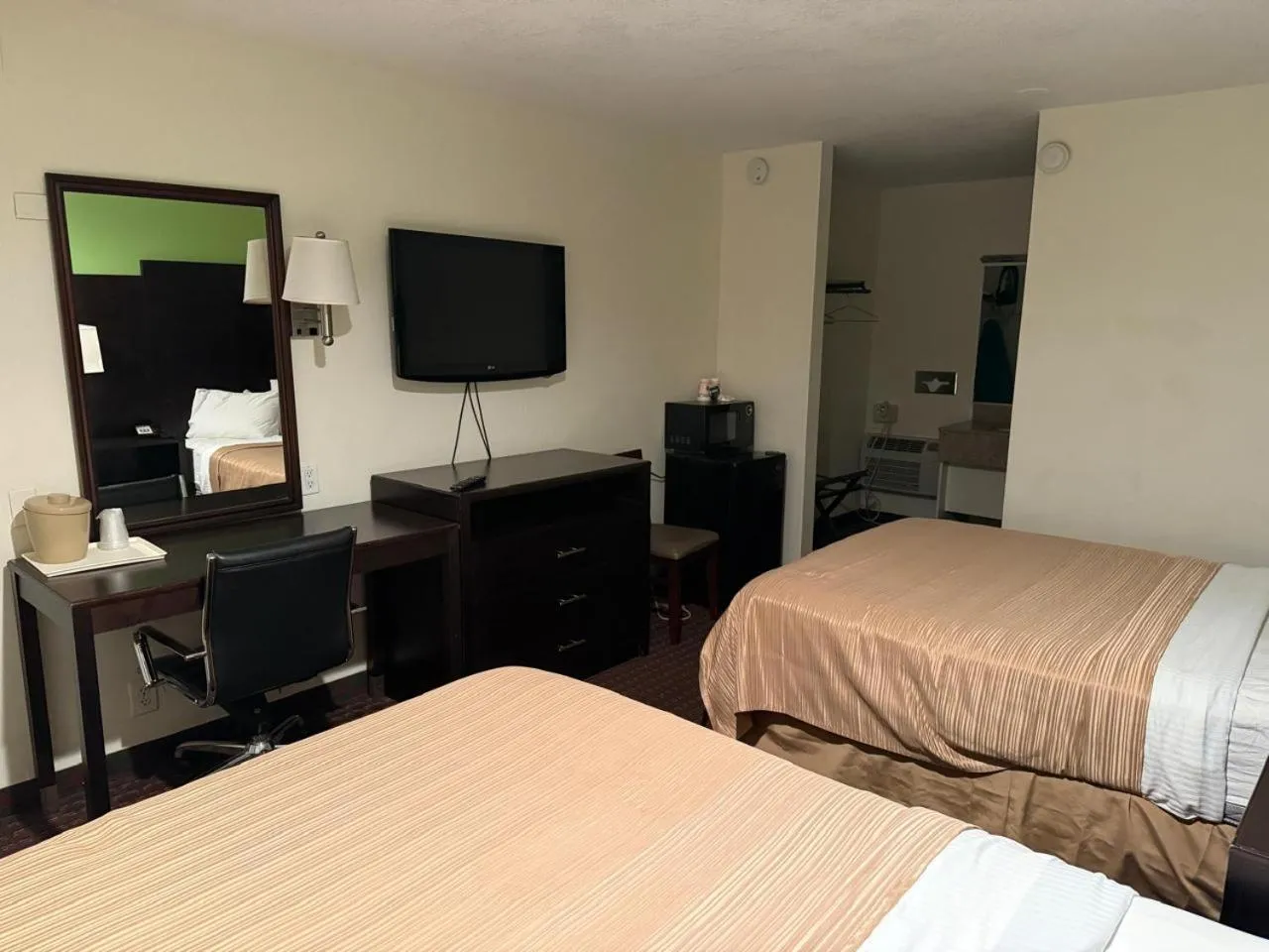 Bedroom, Bed in Hollister Inn