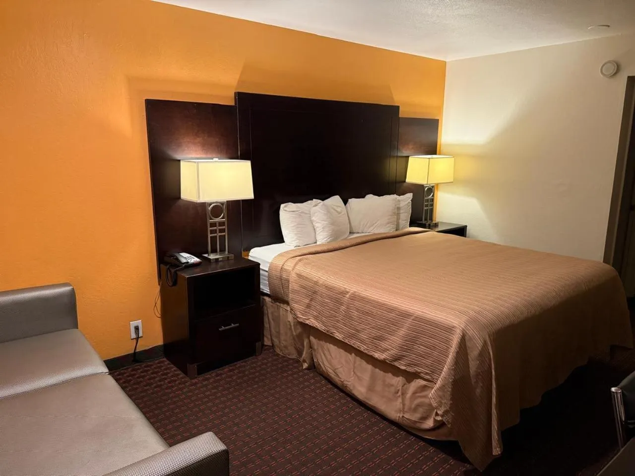 Bedroom, Bed in Hollister Inn