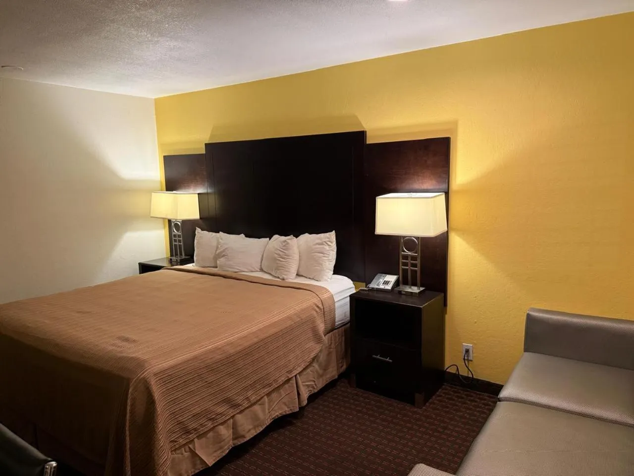 Bedroom, Bed in Hollister Inn