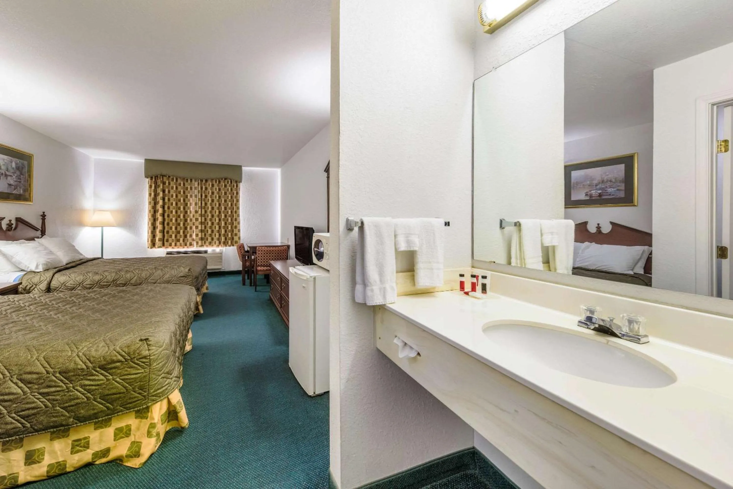 Photo of the whole room, Bed in Rodeway Inn Decatur