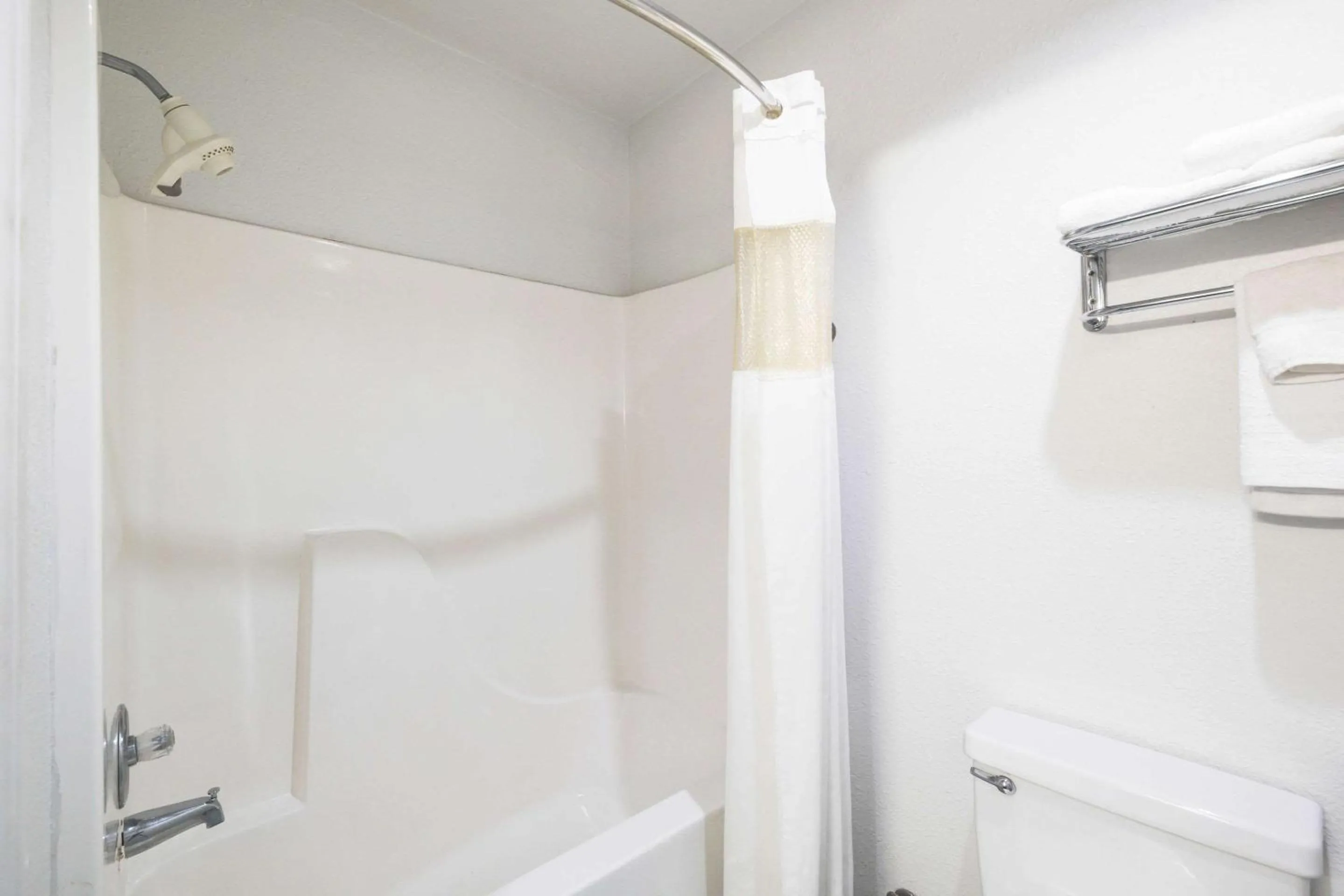 Photo of the whole room in Rodeway Inn Decatur