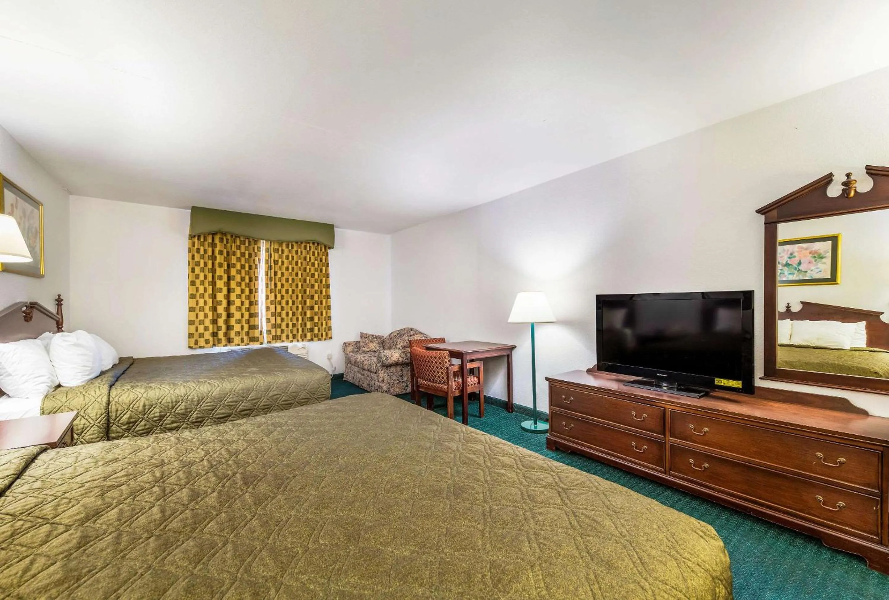 Photo of the whole room, Bed in Rodeway Inn Decatur