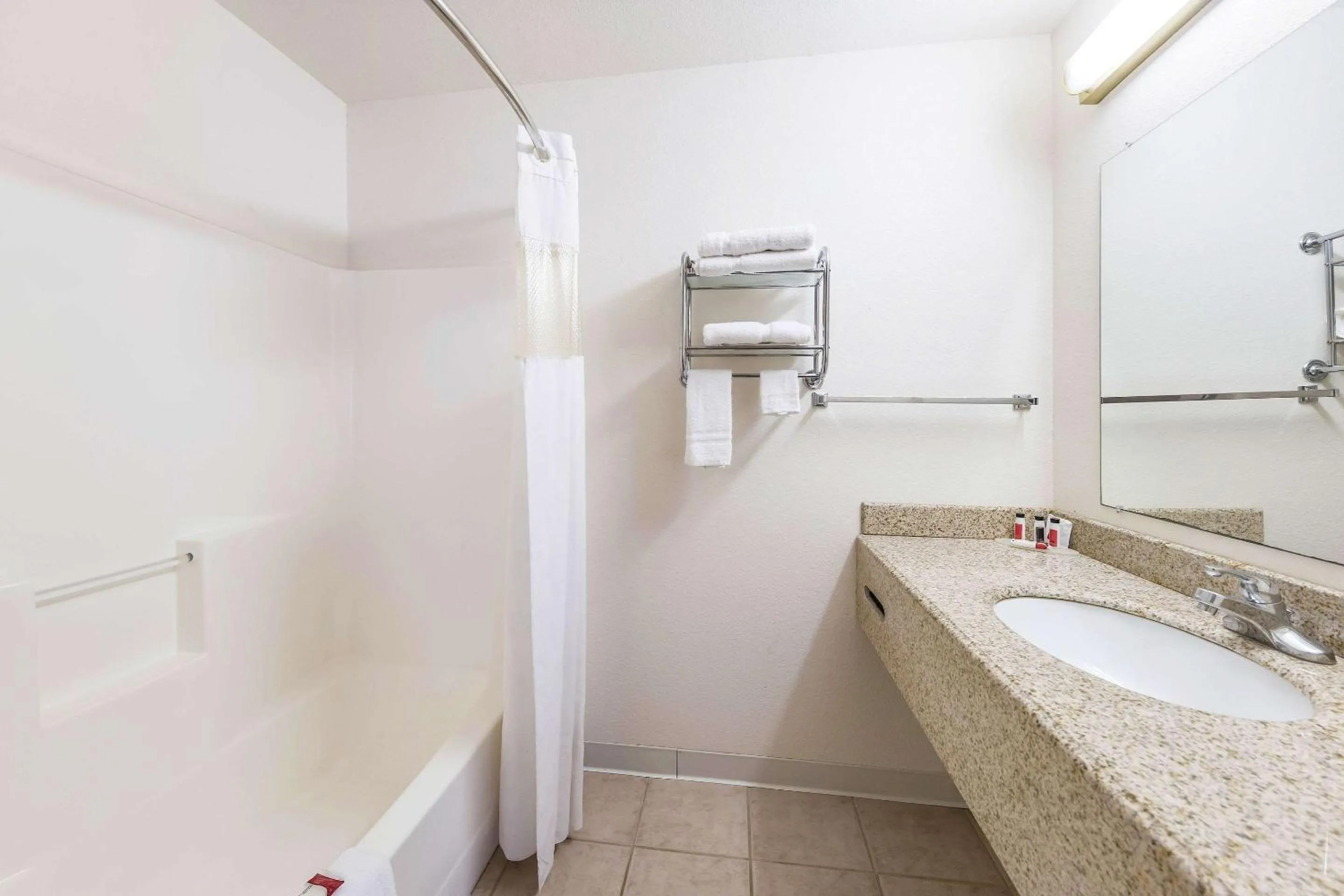 Bedroom in Rodeway Inn Decatur