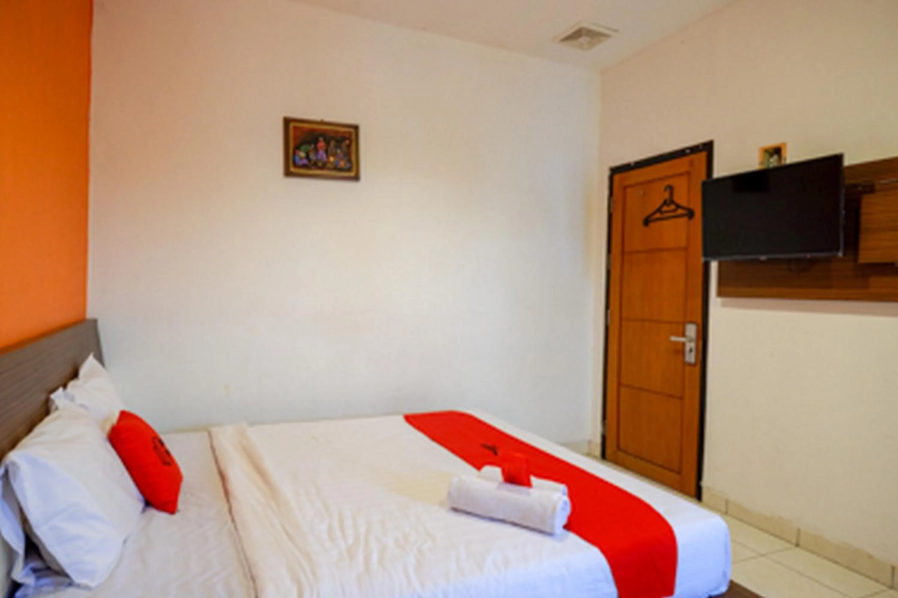Bedroom, Bed in RedDoorz Plus near Ciputra Mall Simpang Lima 2