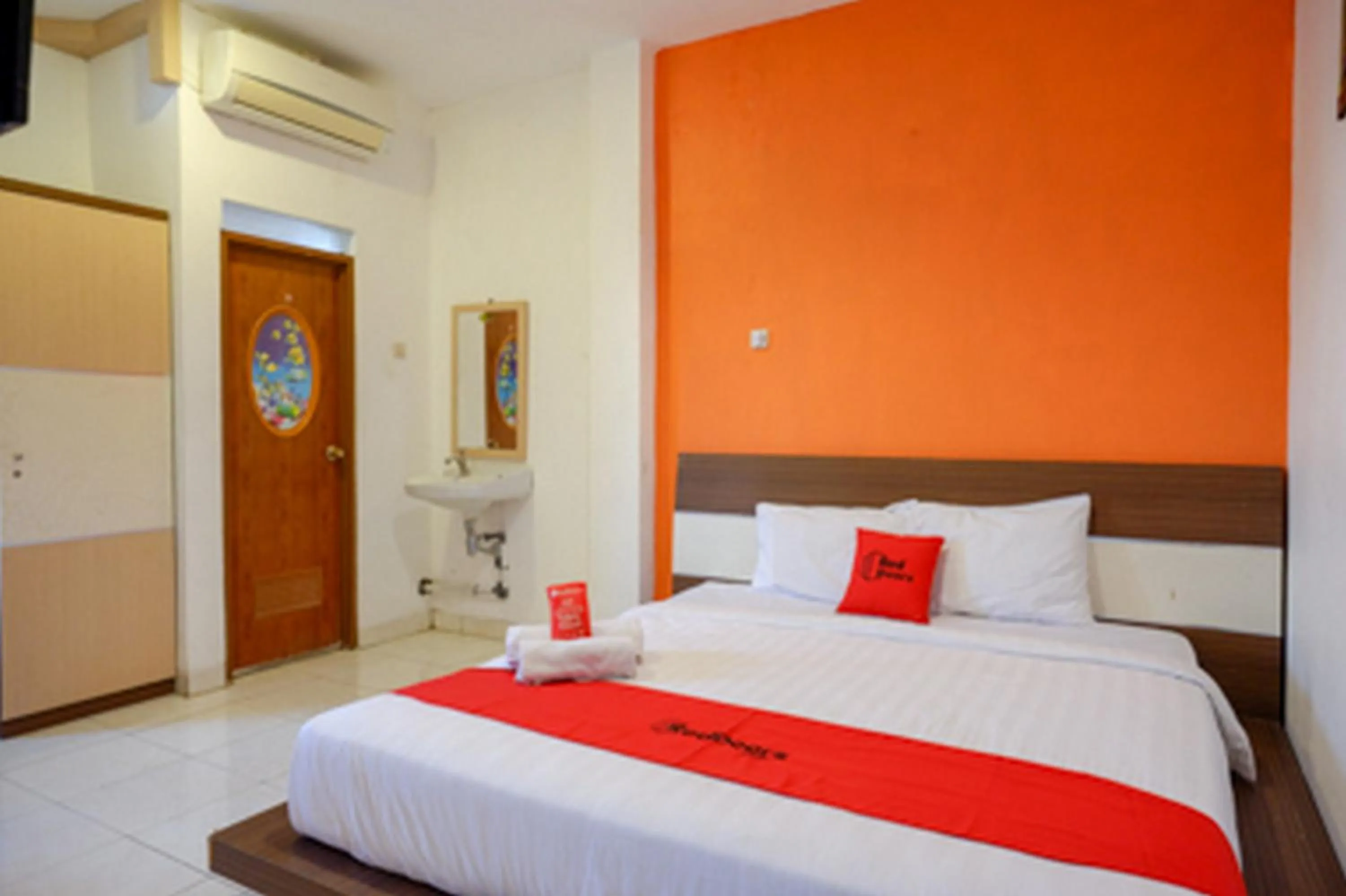 Bedroom, Bed in RedDoorz Plus near Ciputra Mall Simpang Lima 2