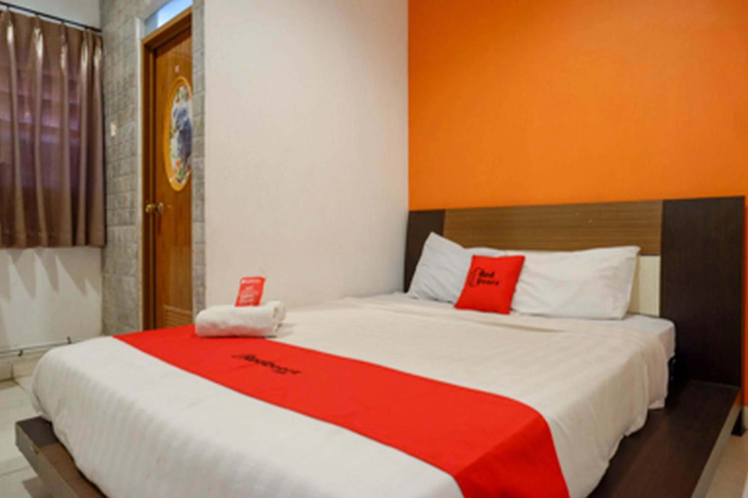 Bedroom, Bed in RedDoorz Plus near Ciputra Mall Simpang Lima 2