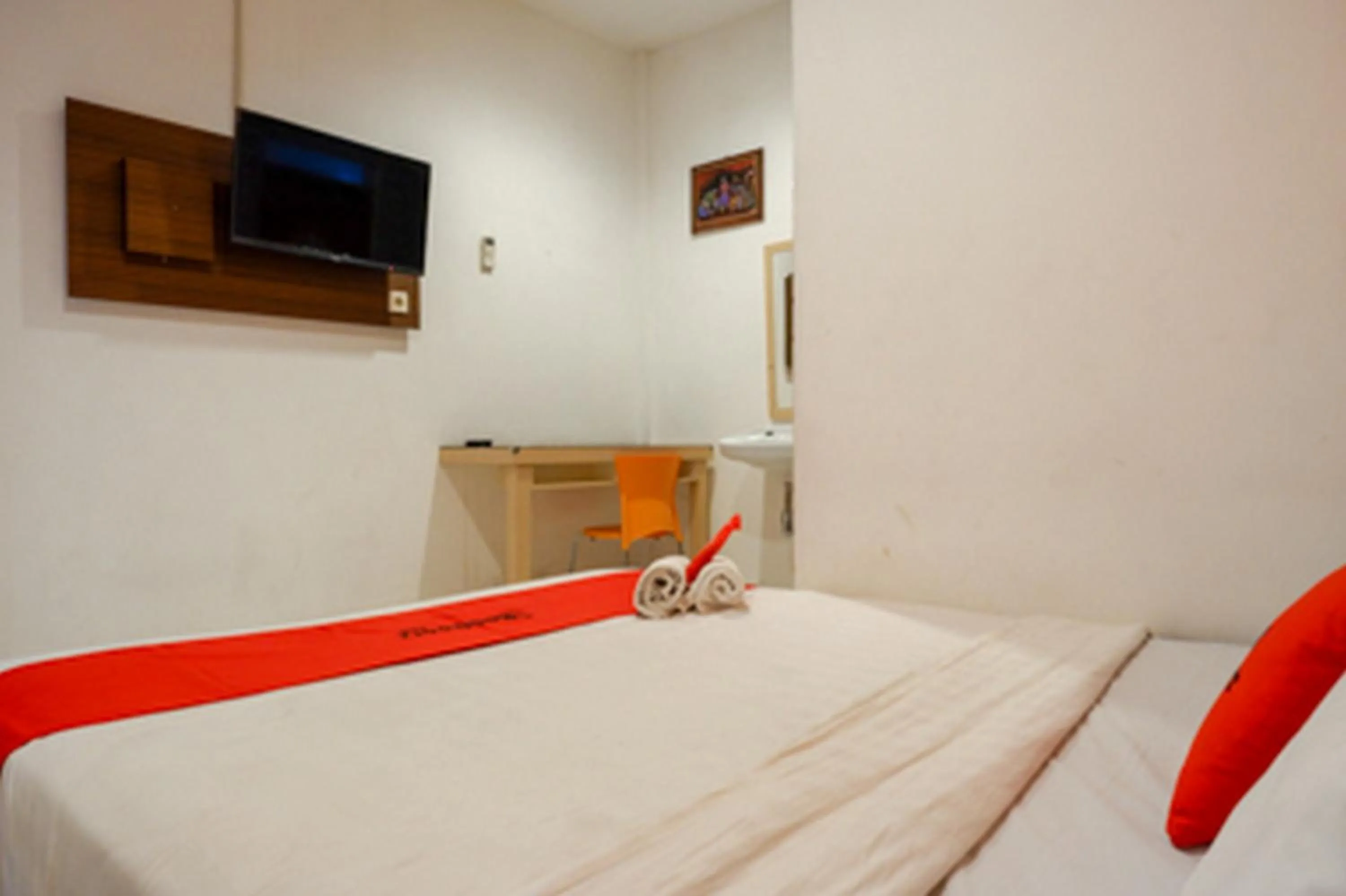 Bedroom, Bed in RedDoorz Plus near Ciputra Mall Simpang Lima 2