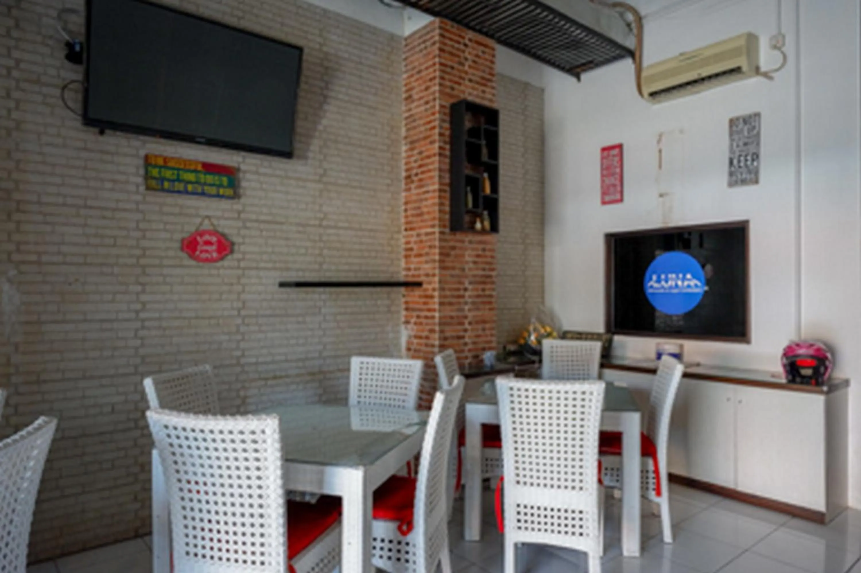Seating area in RedDoorz Plus near Ciputra Mall Simpang Lima 2