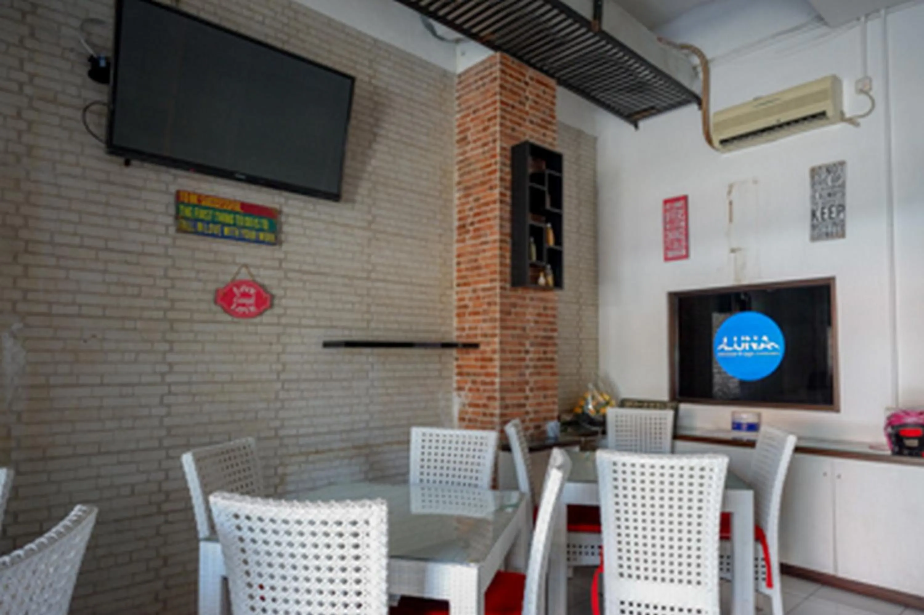Seating area in RedDoorz Plus near Ciputra Mall Simpang Lima 2