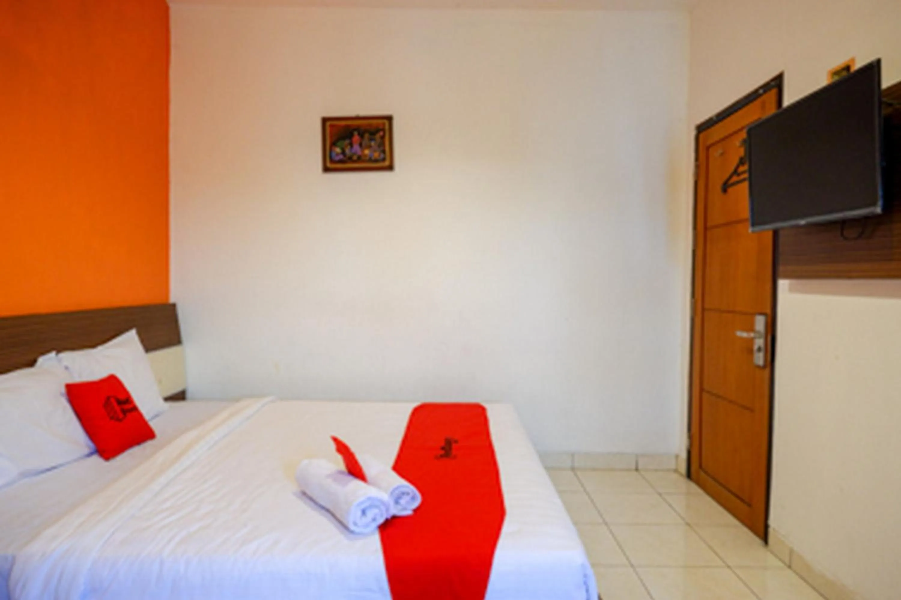 Bedroom, Bed in RedDoorz Plus near Ciputra Mall Simpang Lima 2