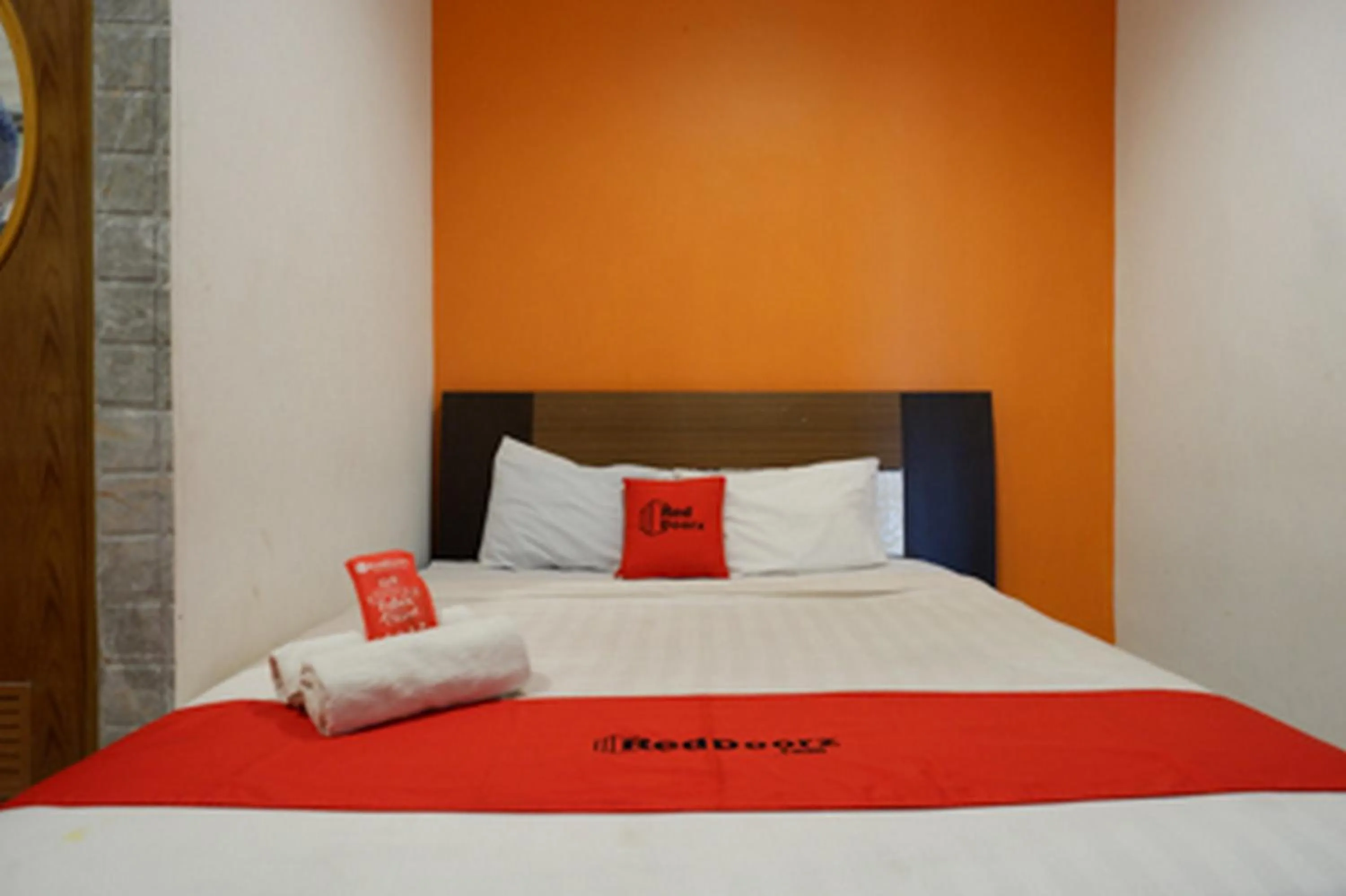 Bedroom, Bed in RedDoorz Plus near Ciputra Mall Simpang Lima 2