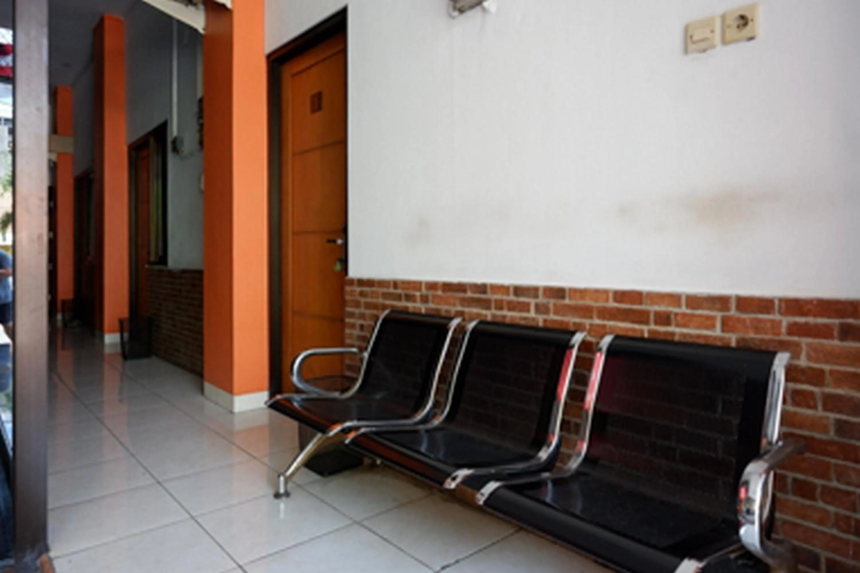 Seating area in RedDoorz Plus near Ciputra Mall Simpang Lima 2