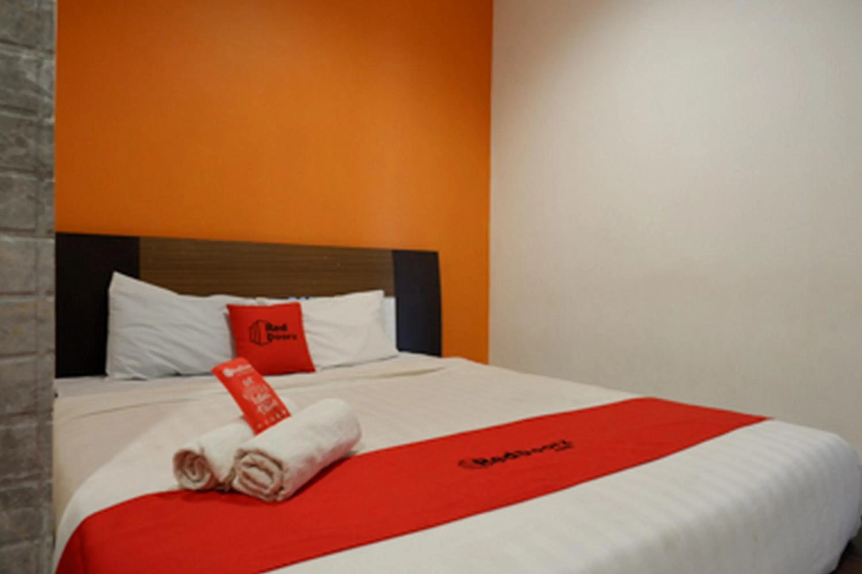 Bedroom, Bed in RedDoorz Plus near Ciputra Mall Simpang Lima 2