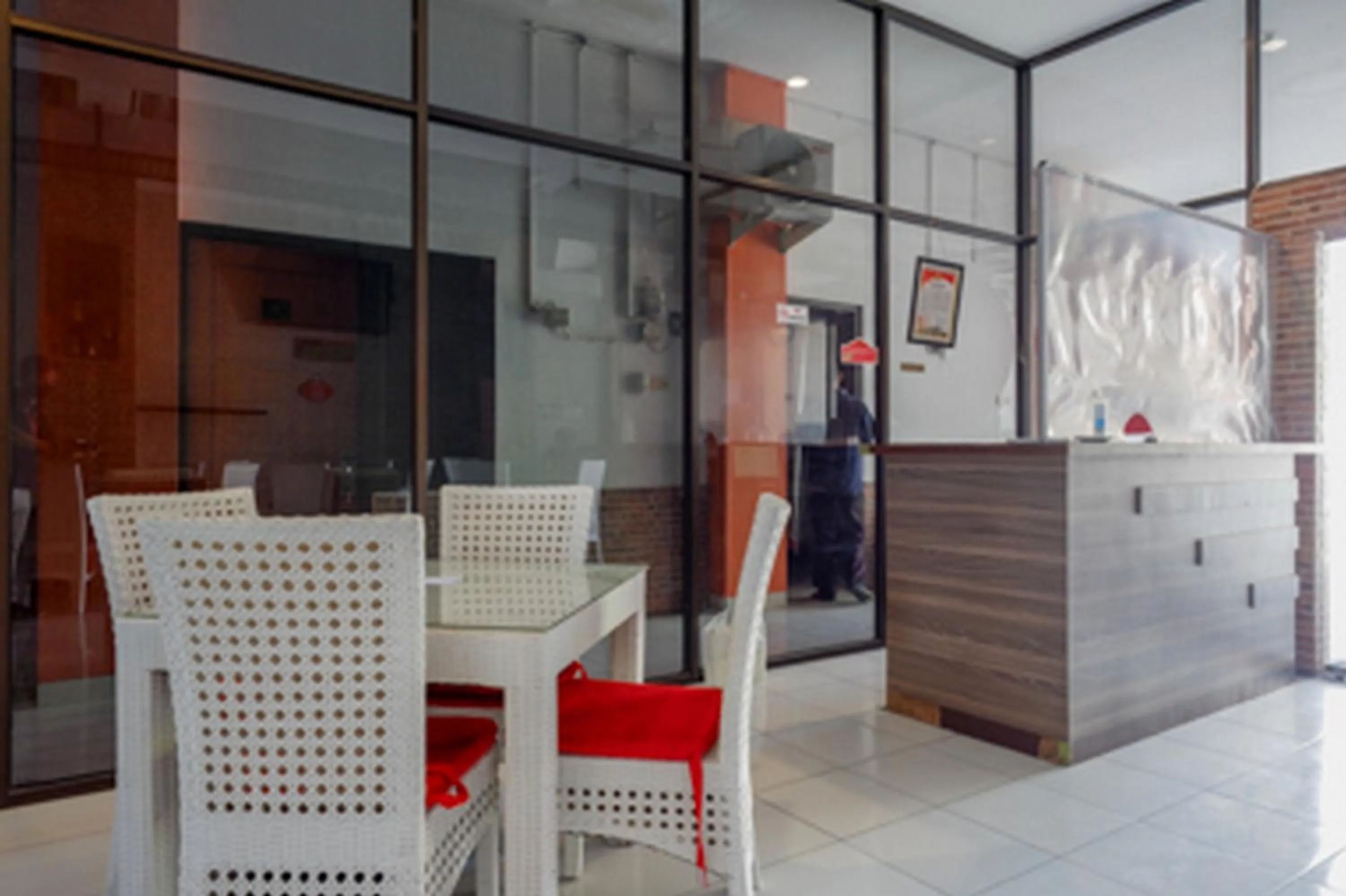 Lobby or reception in RedDoorz Plus near Ciputra Mall Simpang Lima 2