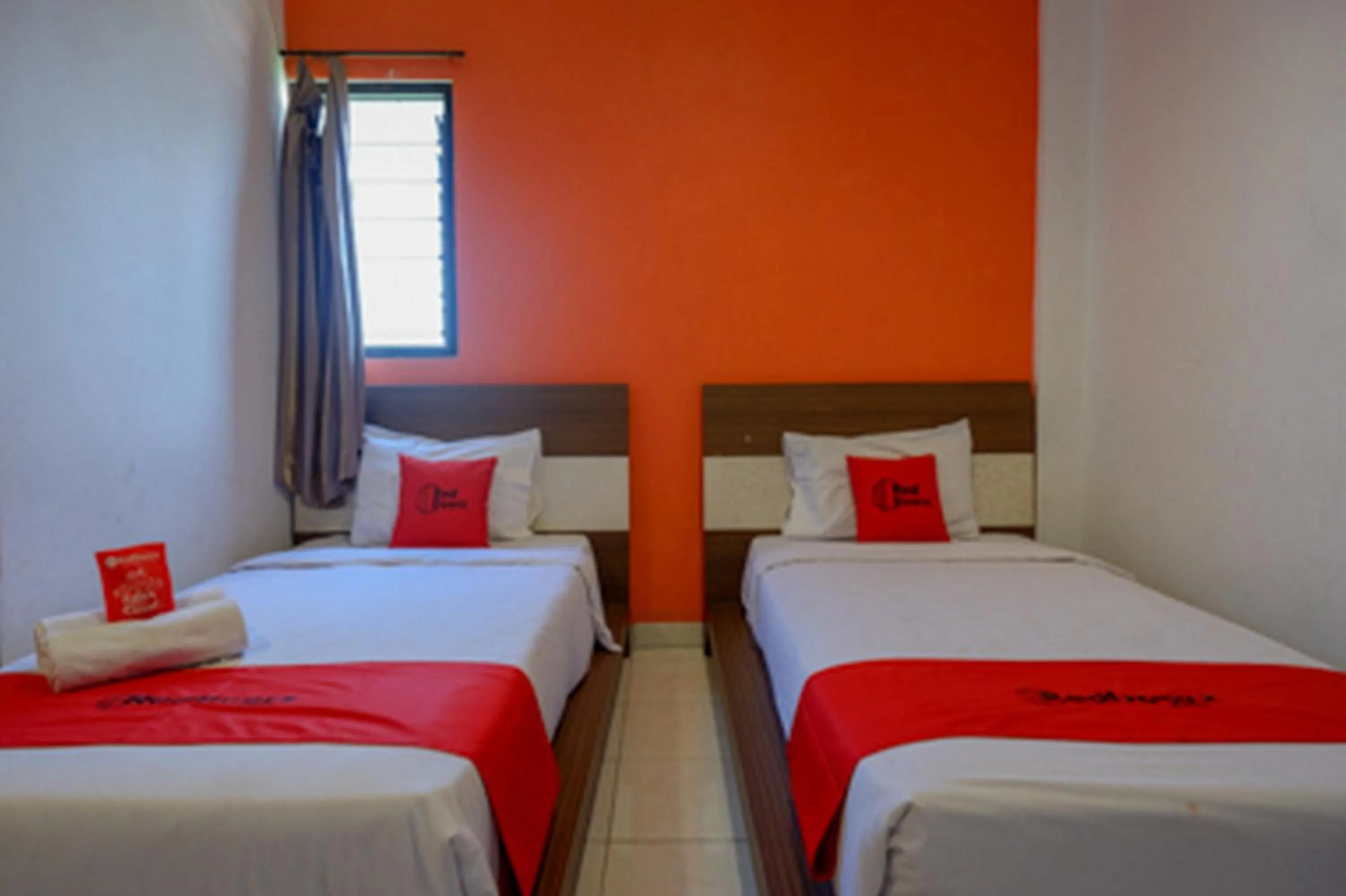 Bedroom, Bed in RedDoorz Plus near Ciputra Mall Simpang Lima 2