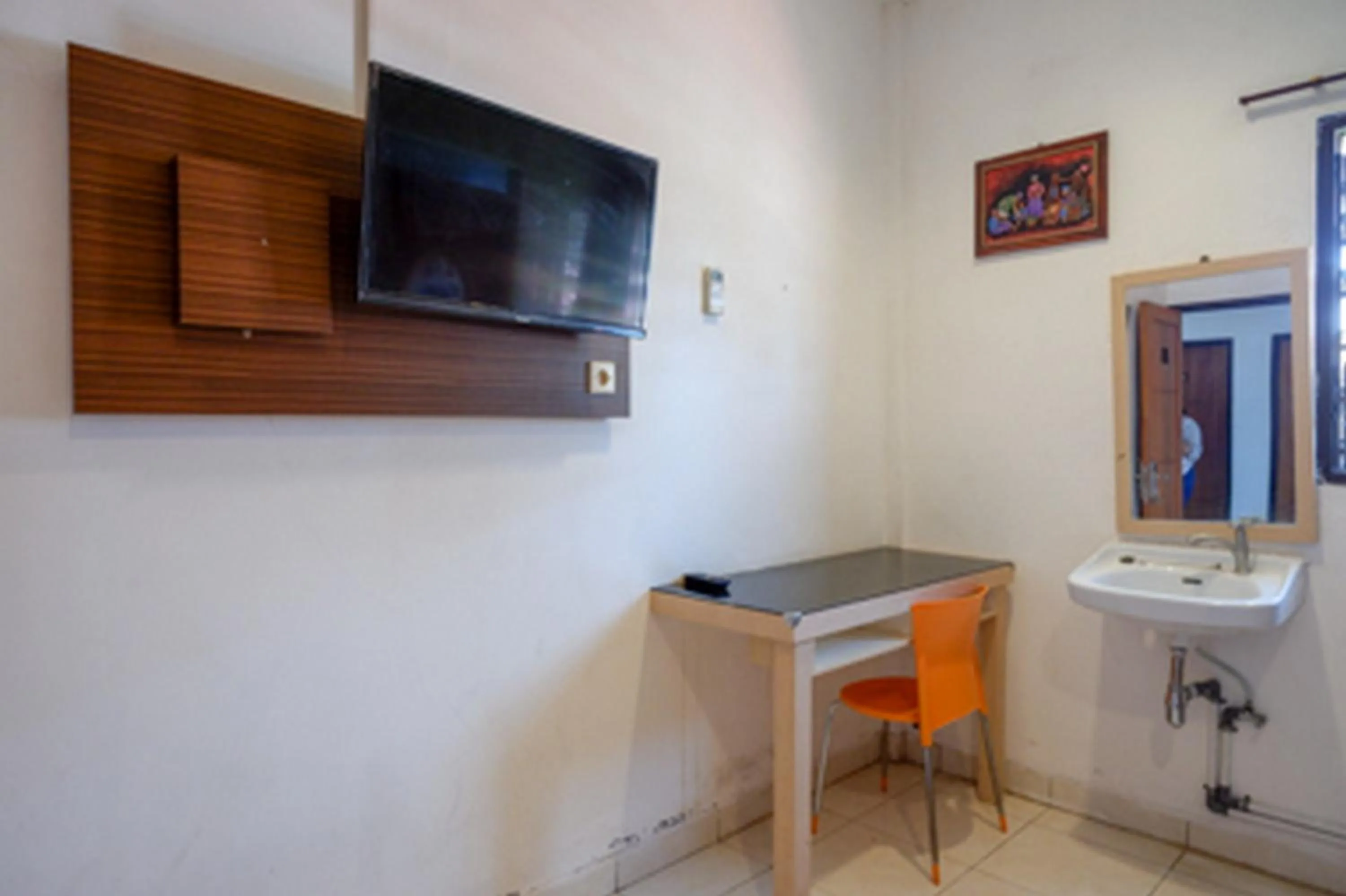 TV and multimedia in RedDoorz Plus near Ciputra Mall Simpang Lima 2