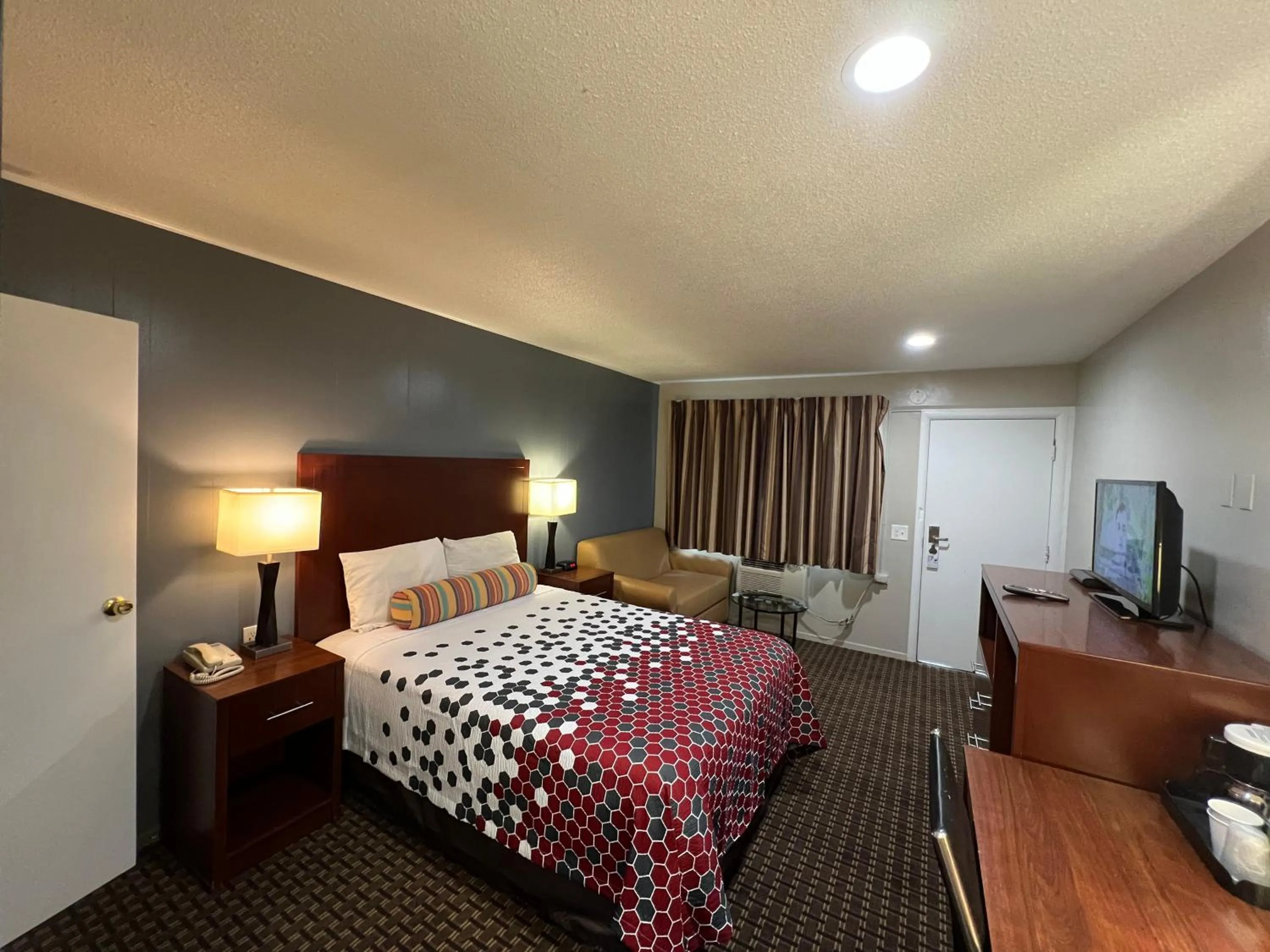 Bed in Travelers Inn Eugene University