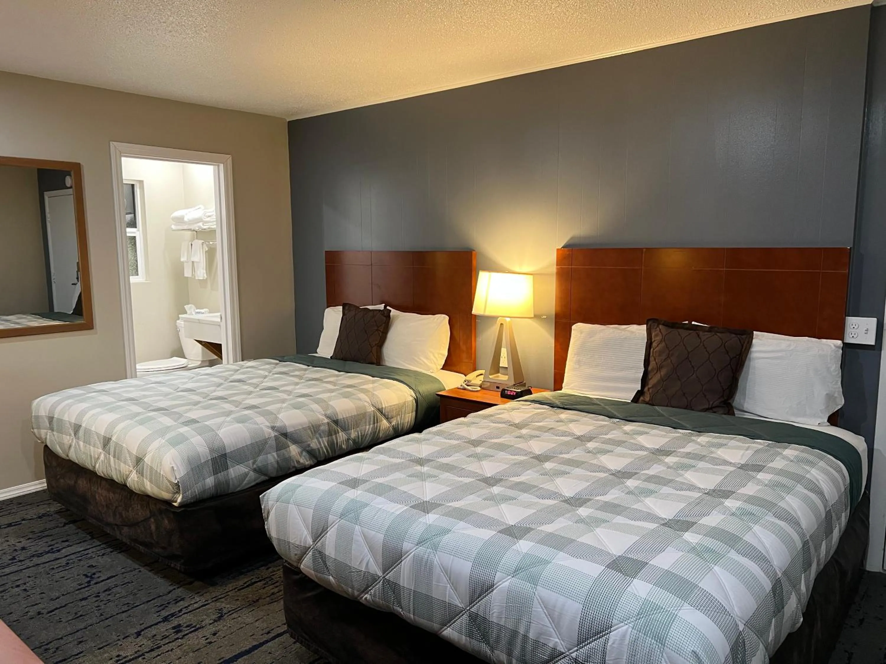 Bed in Travelers Inn Eugene University