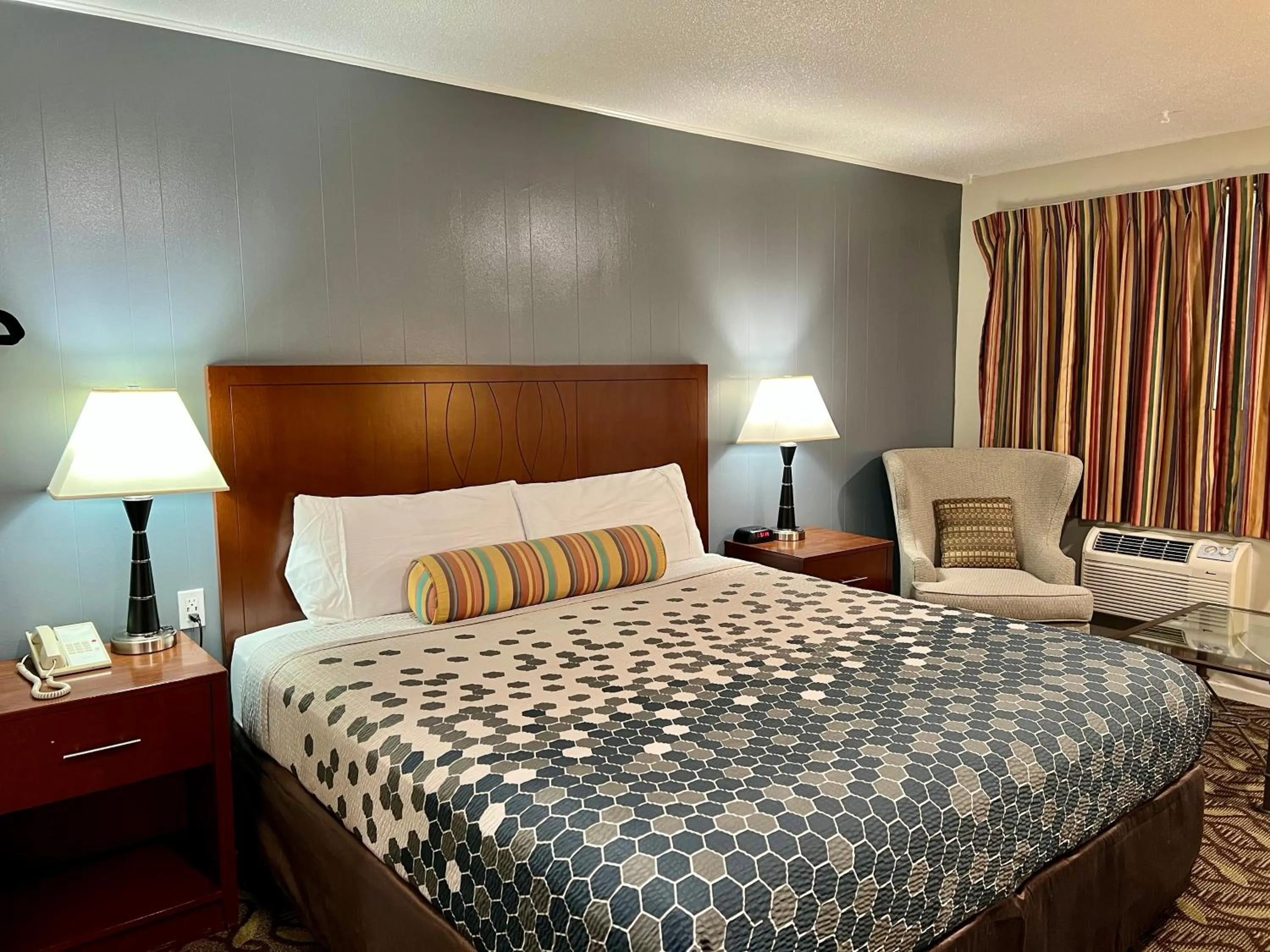 Bed in Travelers Inn Eugene University