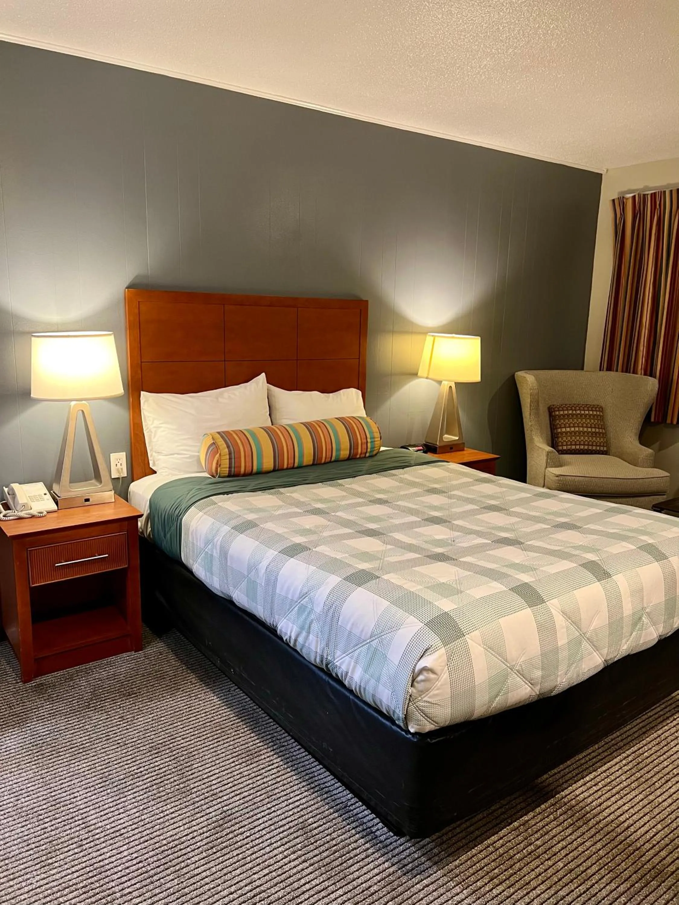 Bed in Travelers Inn Eugene University