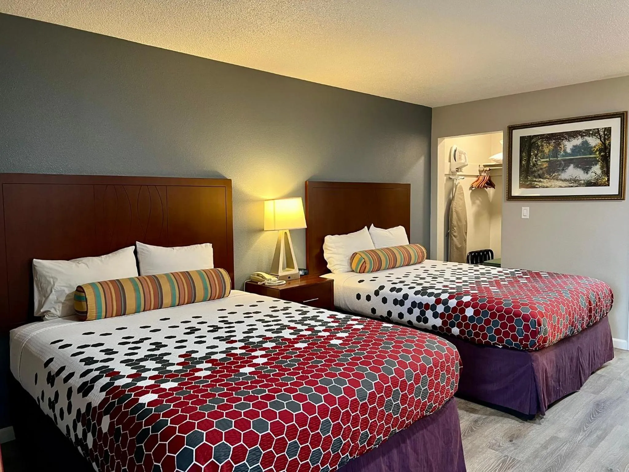 Bed in Travelers Inn Eugene University