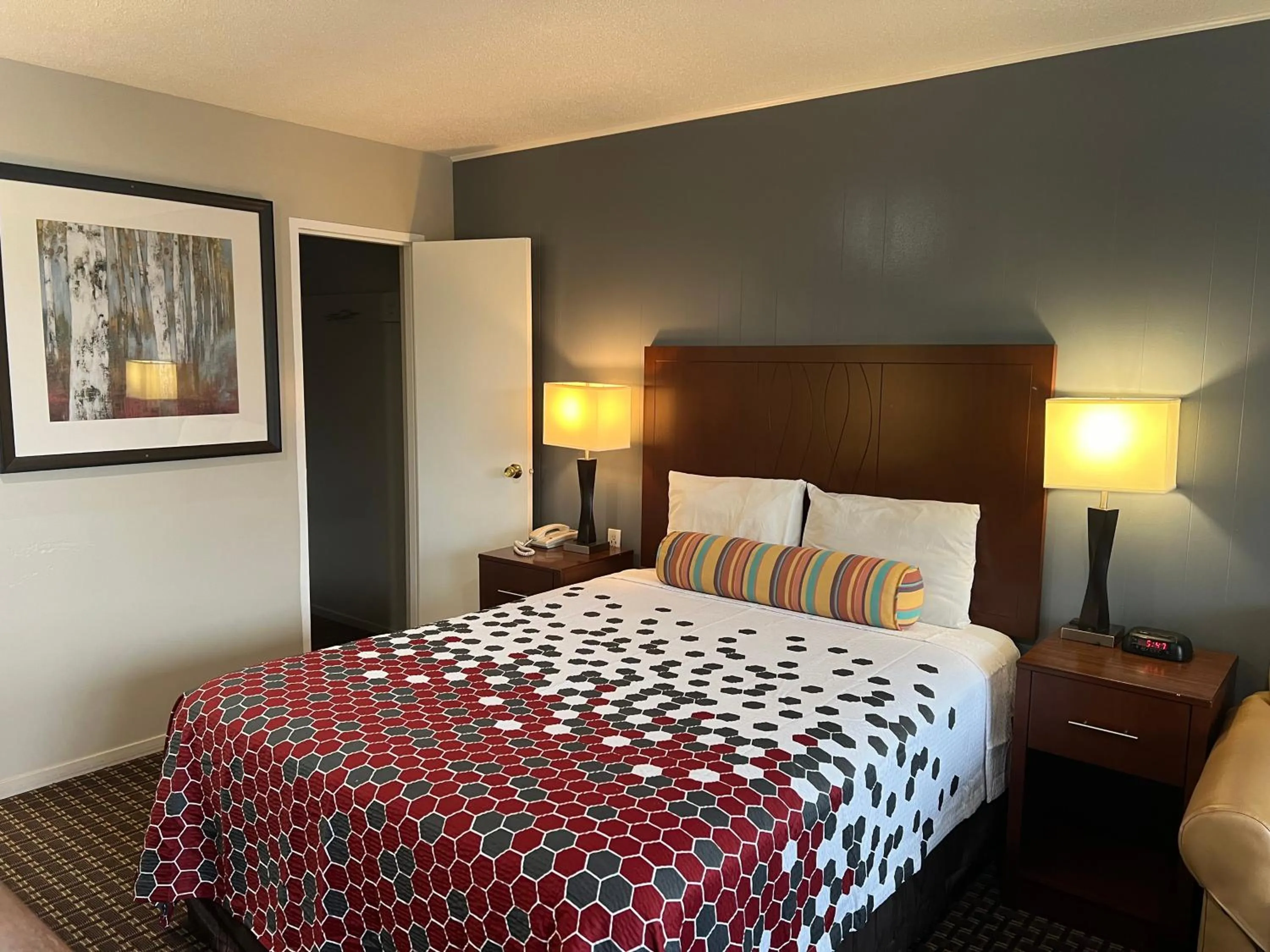 Photo of the whole room, Bed in Travelers Inn Eugene University