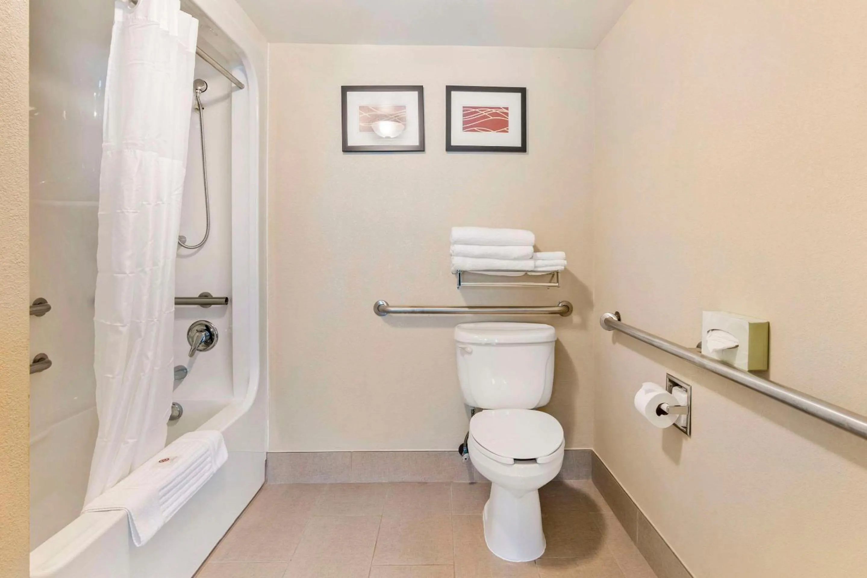 Bedroom in Comfort Suites Wilmington near Downtown