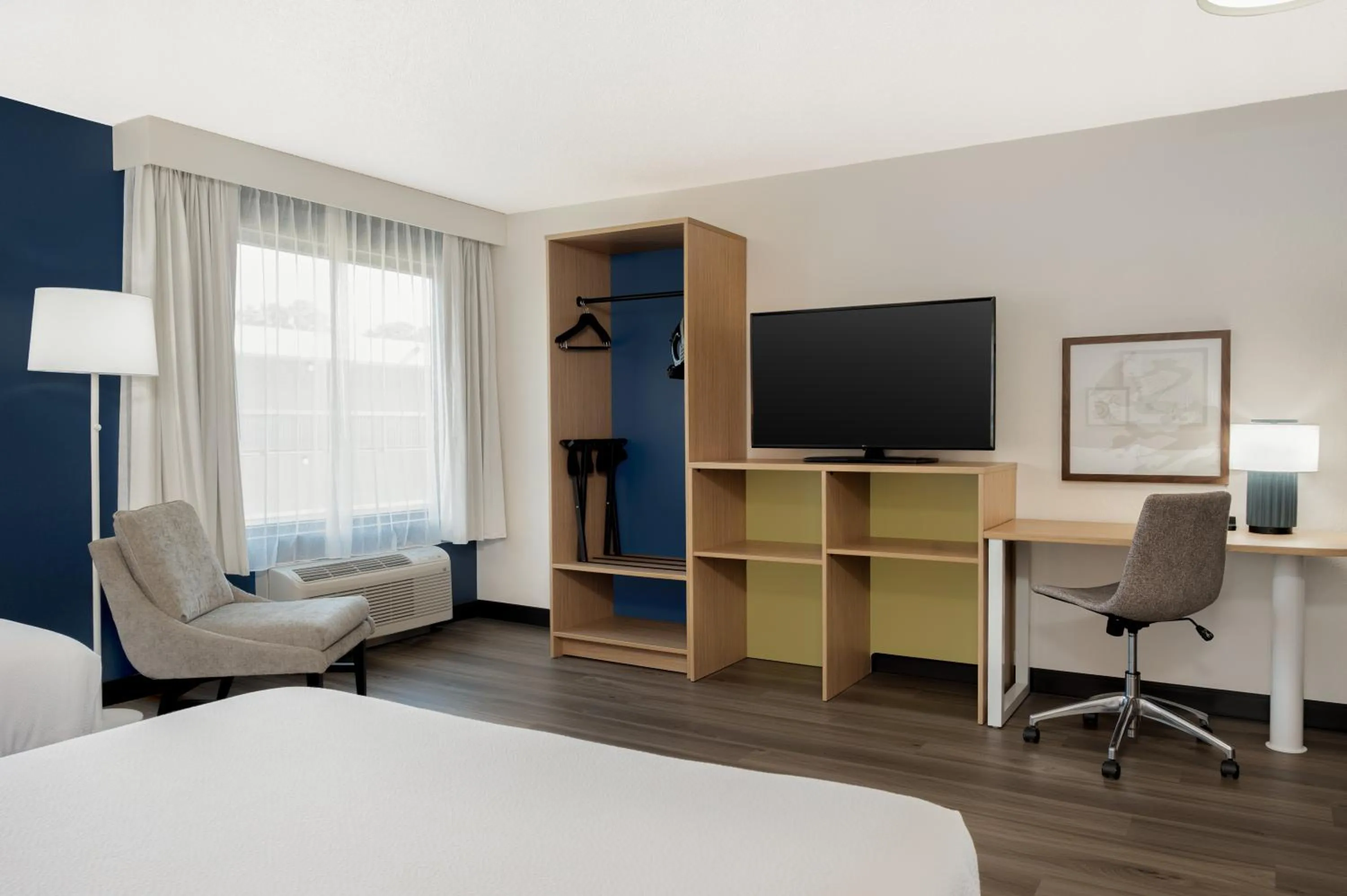 TV and multimedia, Bed in Spark By Hilton Wilmington