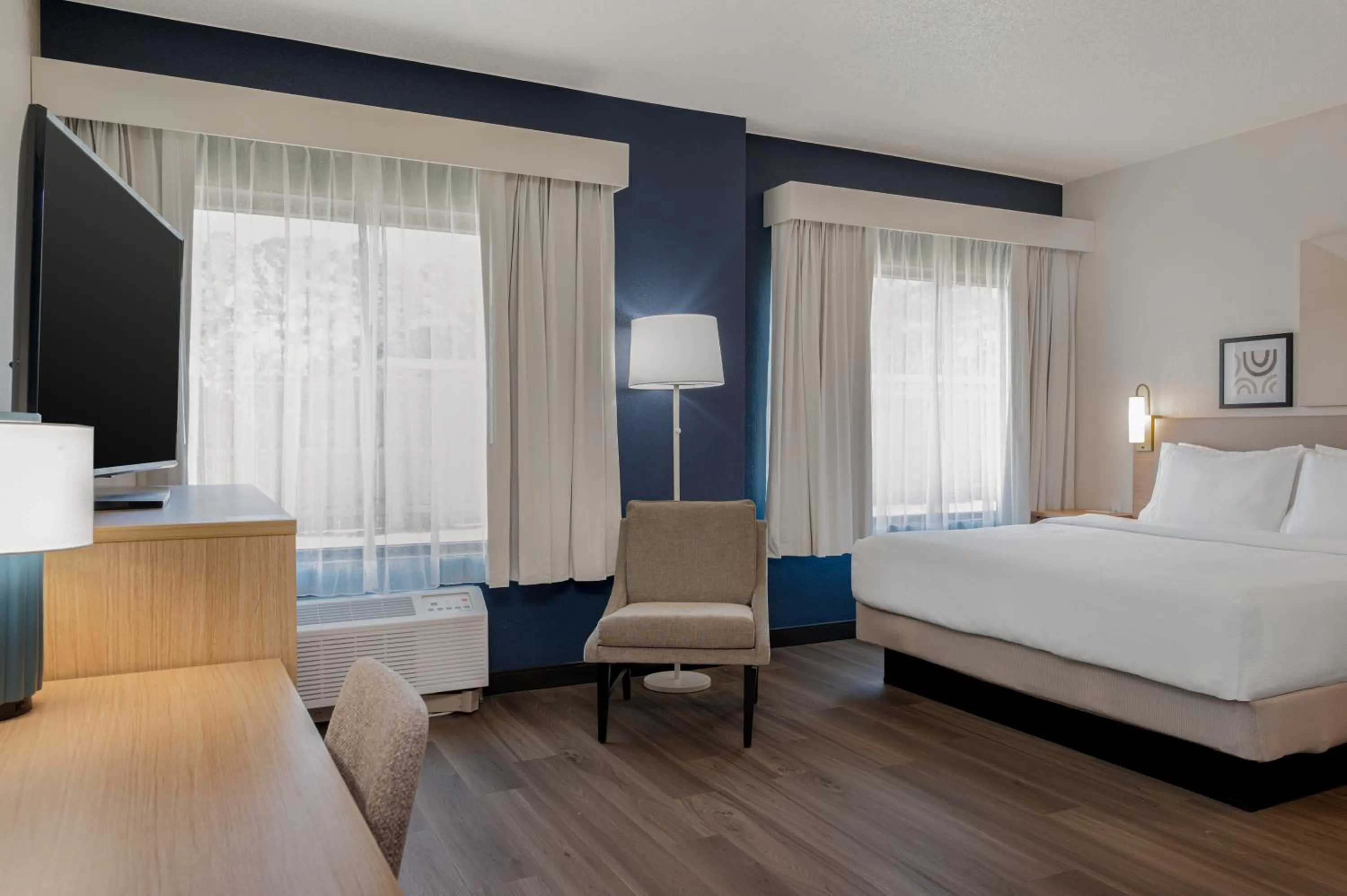 TV and multimedia, Bed in Spark By Hilton Wilmington