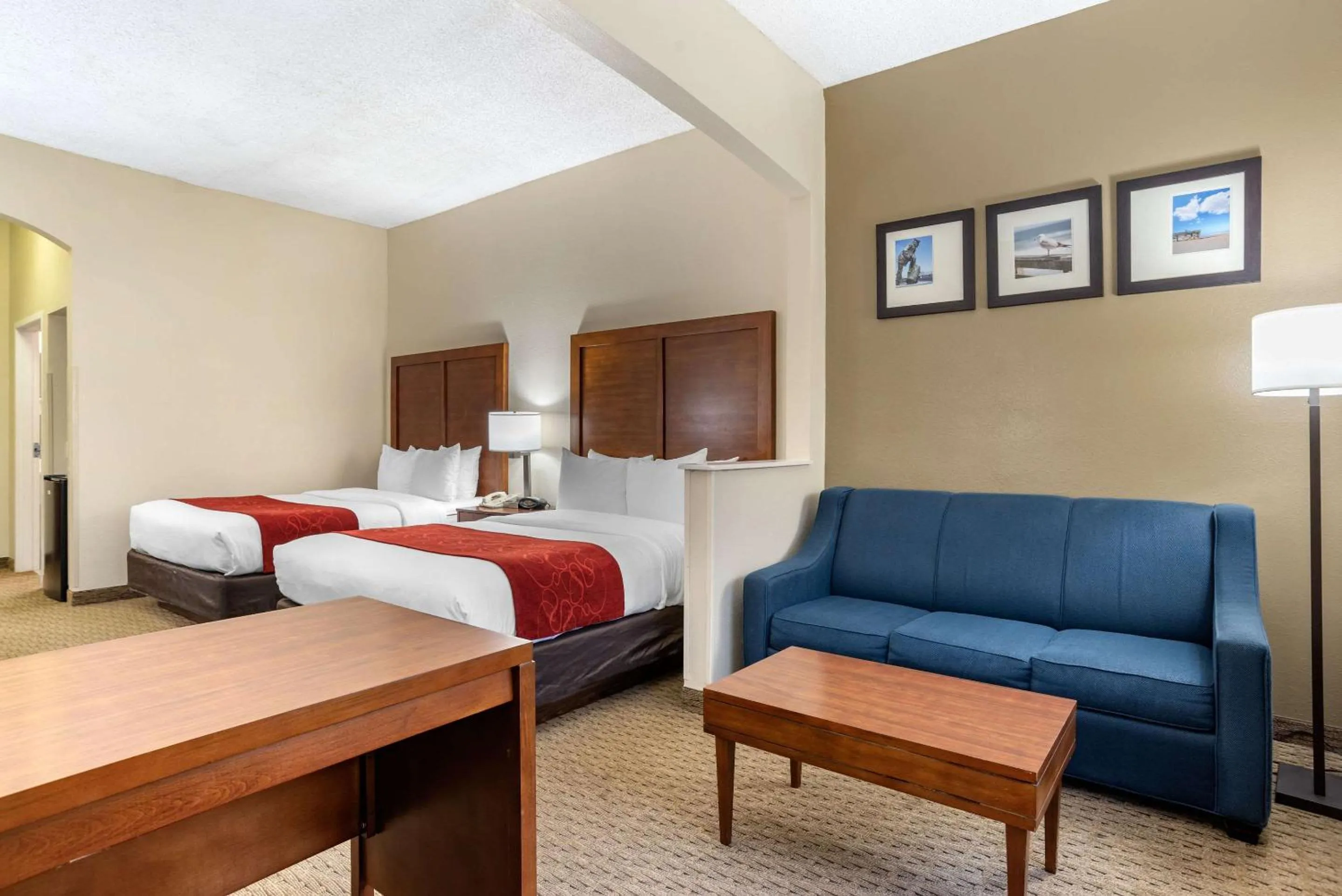 Photo of the whole room, Bed in Comfort Suites Airport