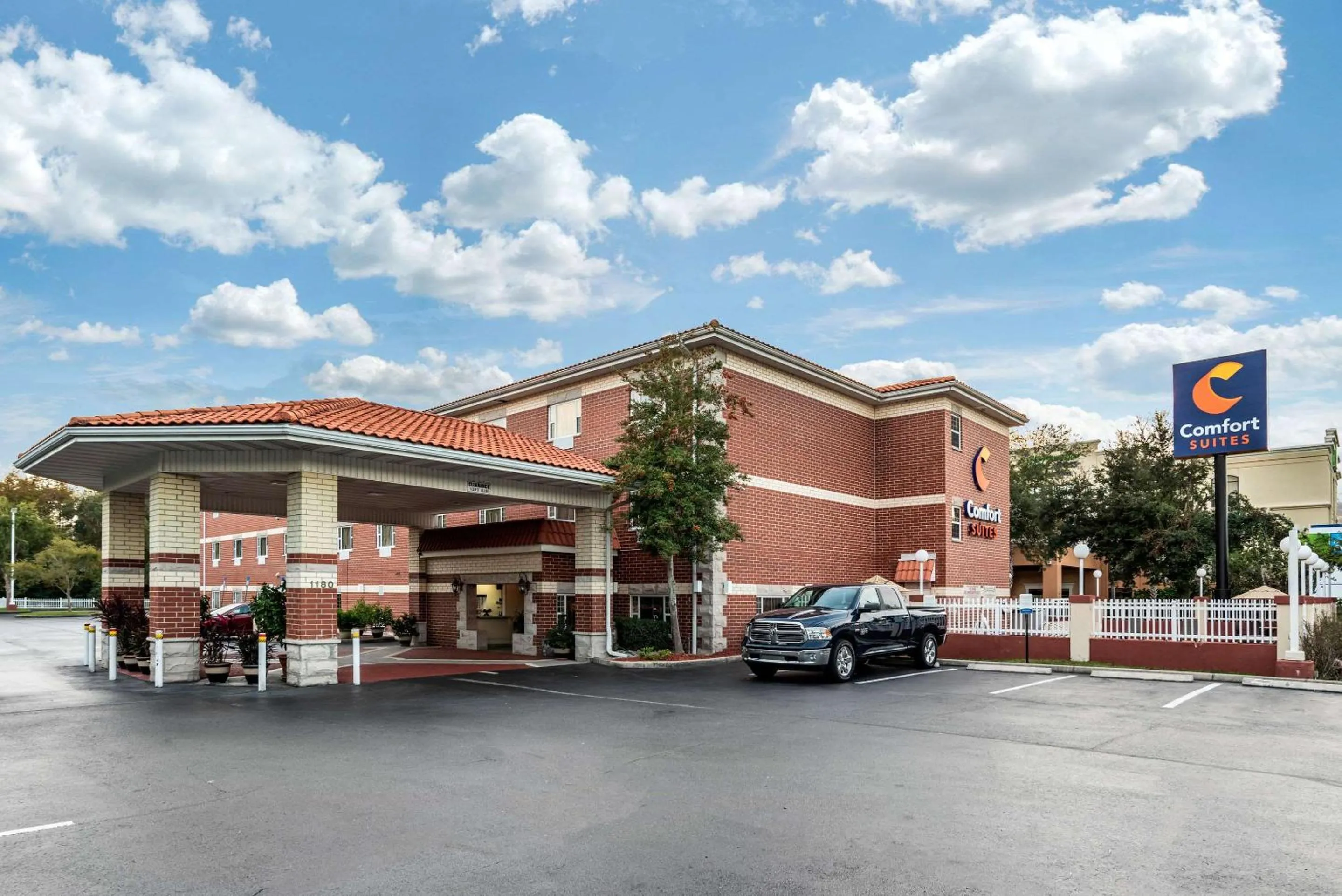 Property building in Comfort Suites Airport
