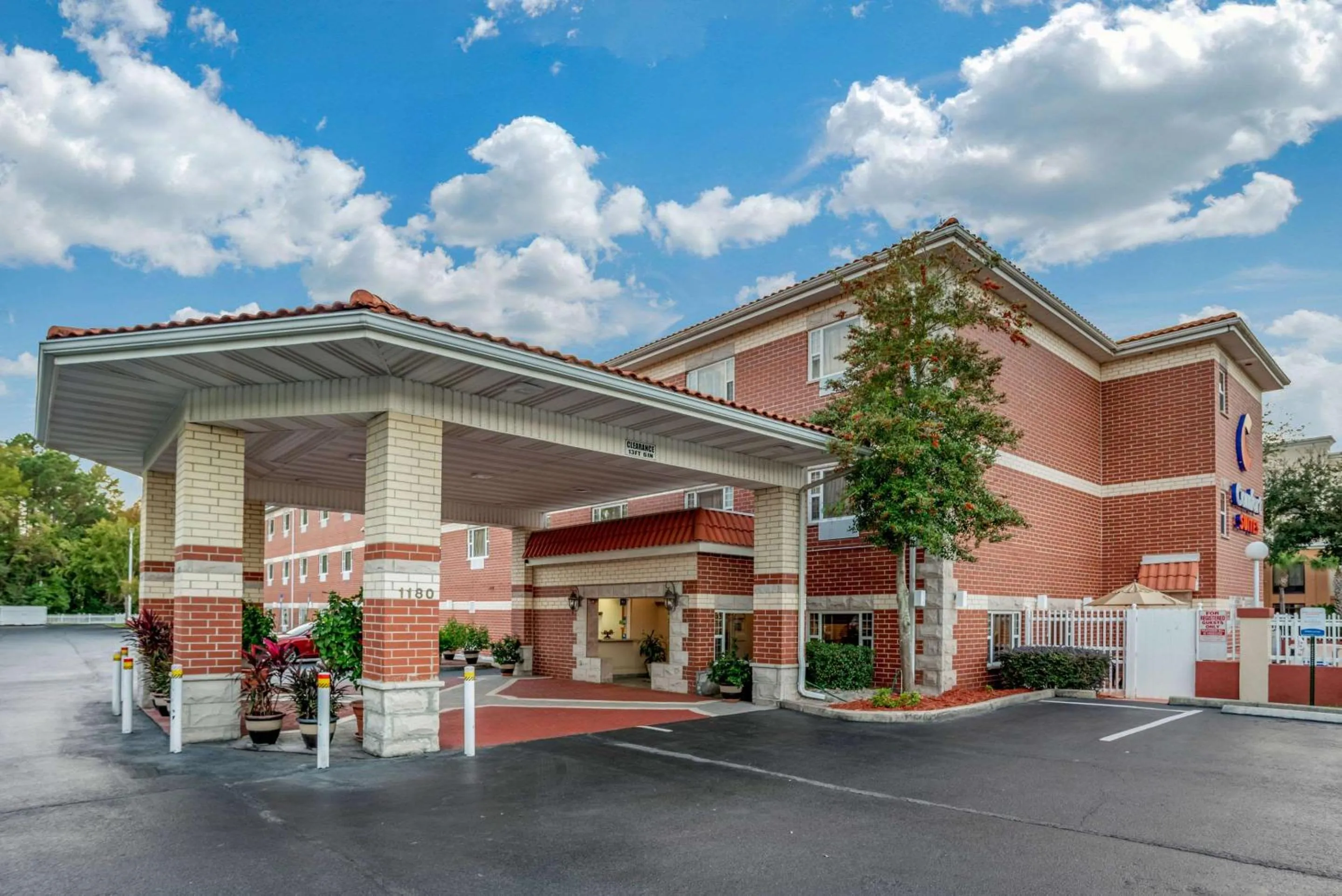 Property building in Comfort Suites Airport