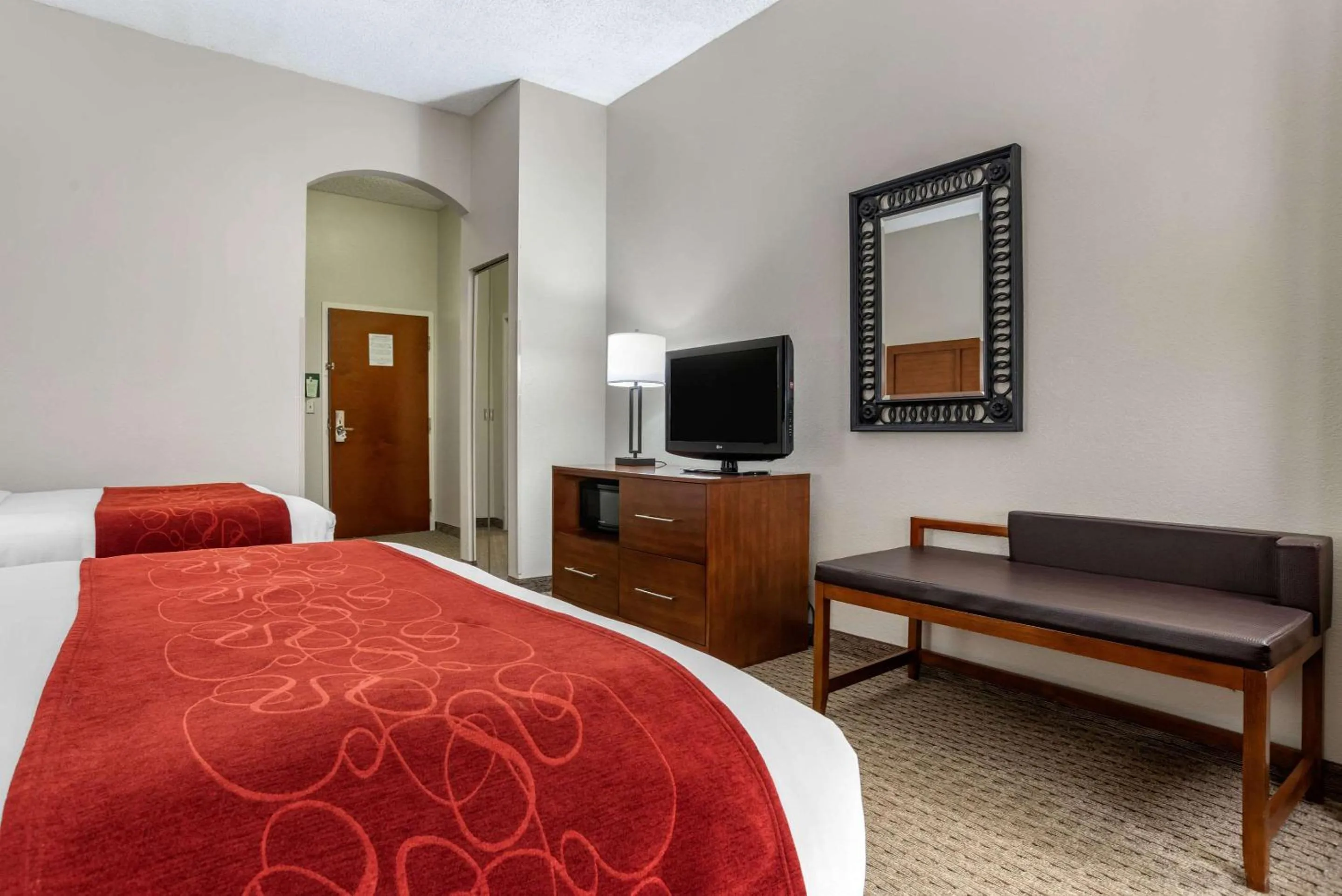 Photo of the whole room, Bed in Comfort Suites Airport