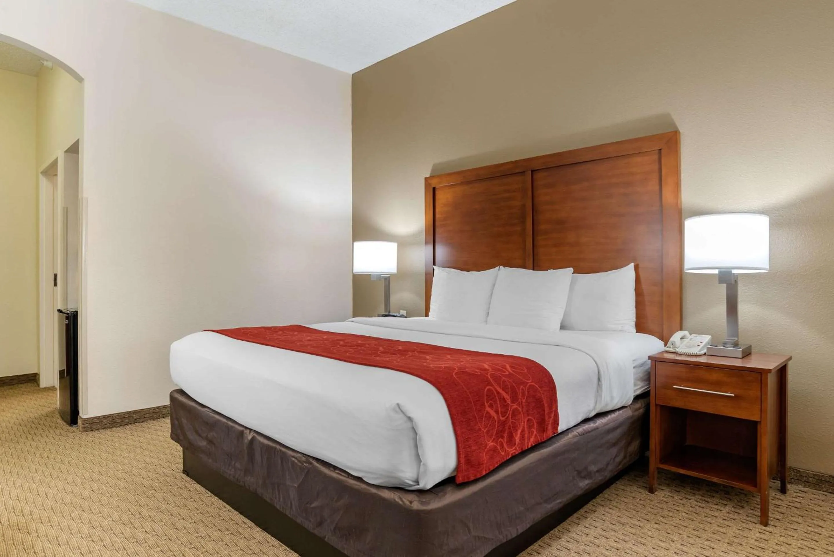 Photo of the whole room, Bed in Comfort Suites Airport