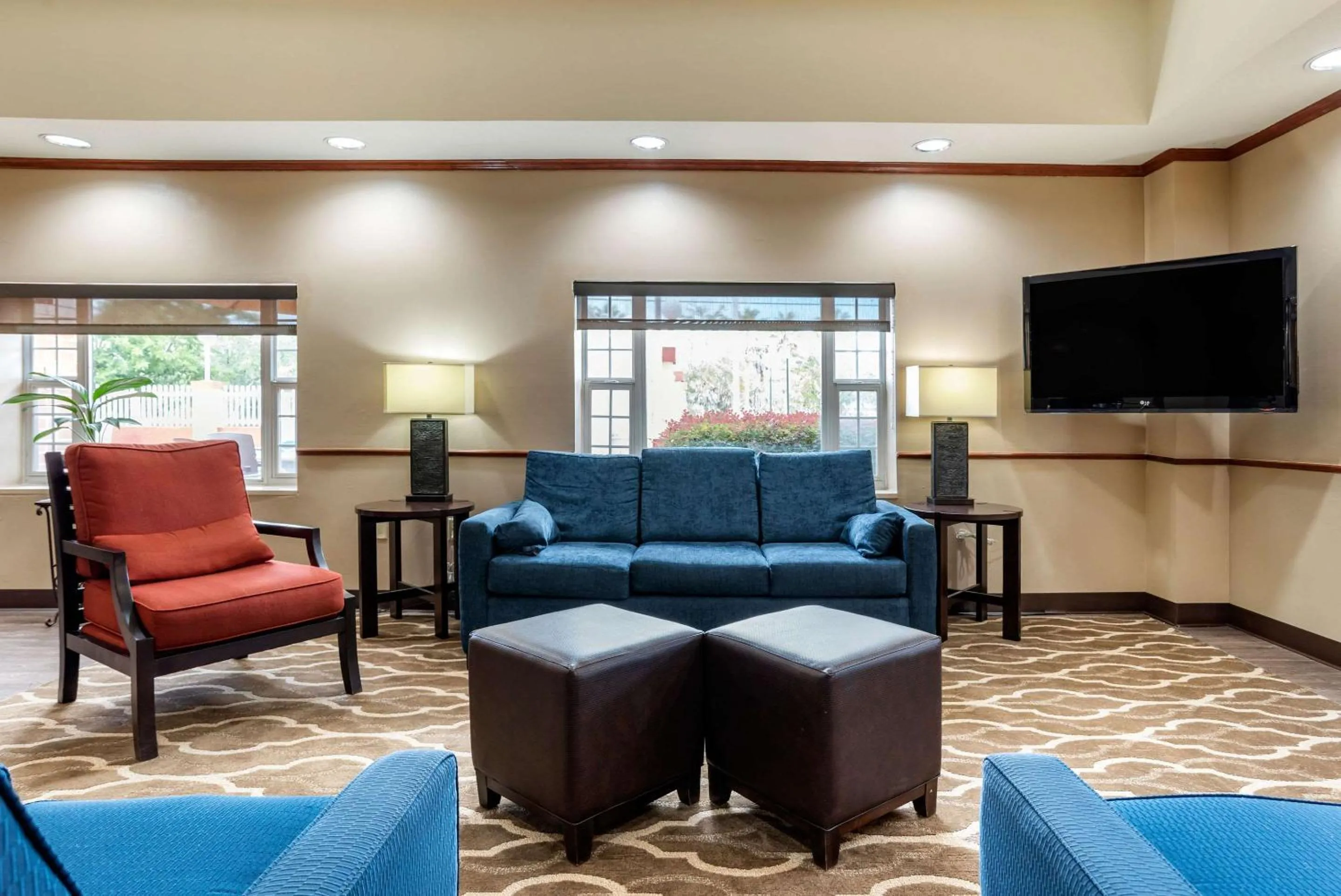 Lobby or reception in Comfort Suites Airport