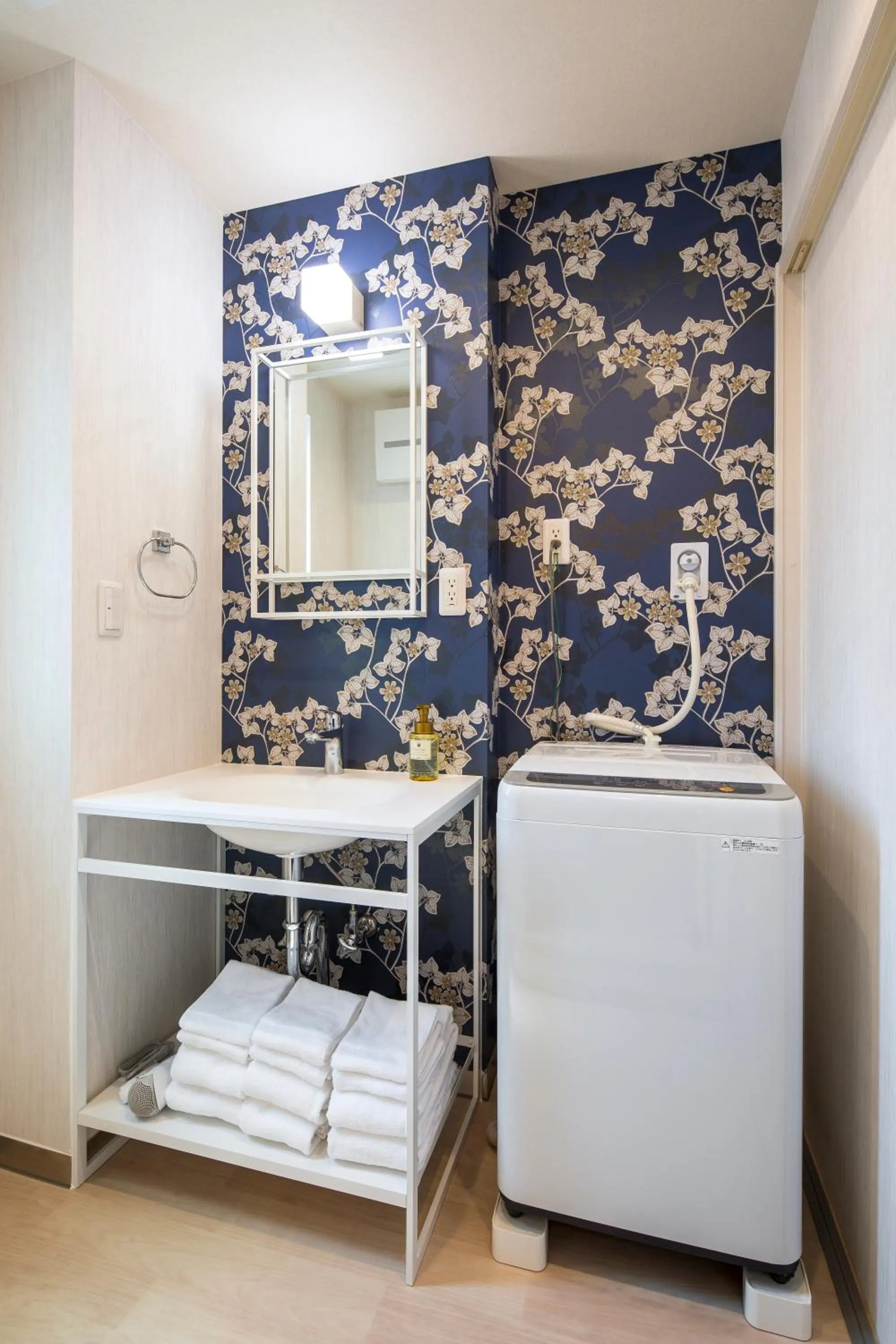 Bathroom, Bed in Hotel SAILS