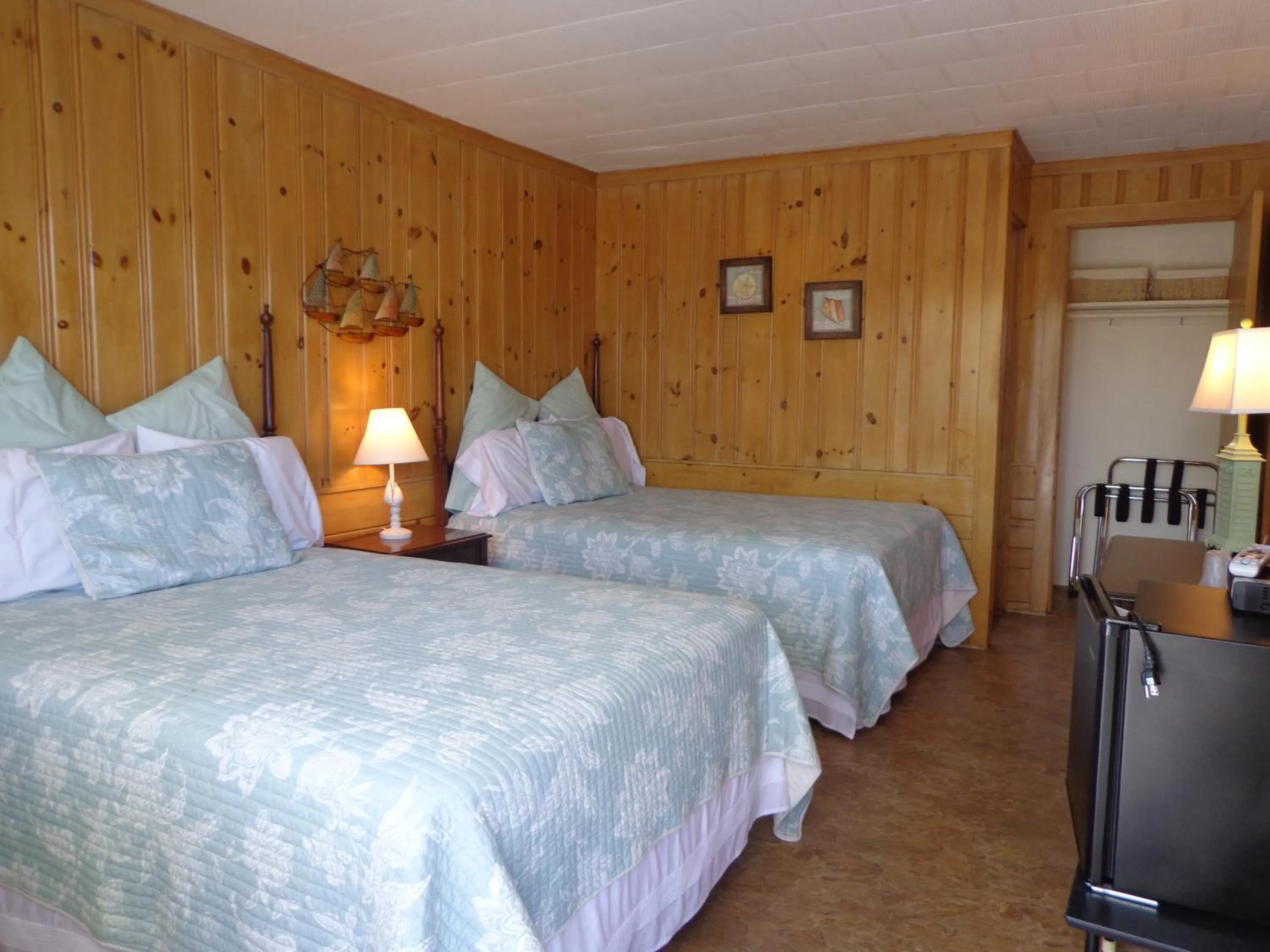 Photo of the whole room, Bed in Town & Beach Motel