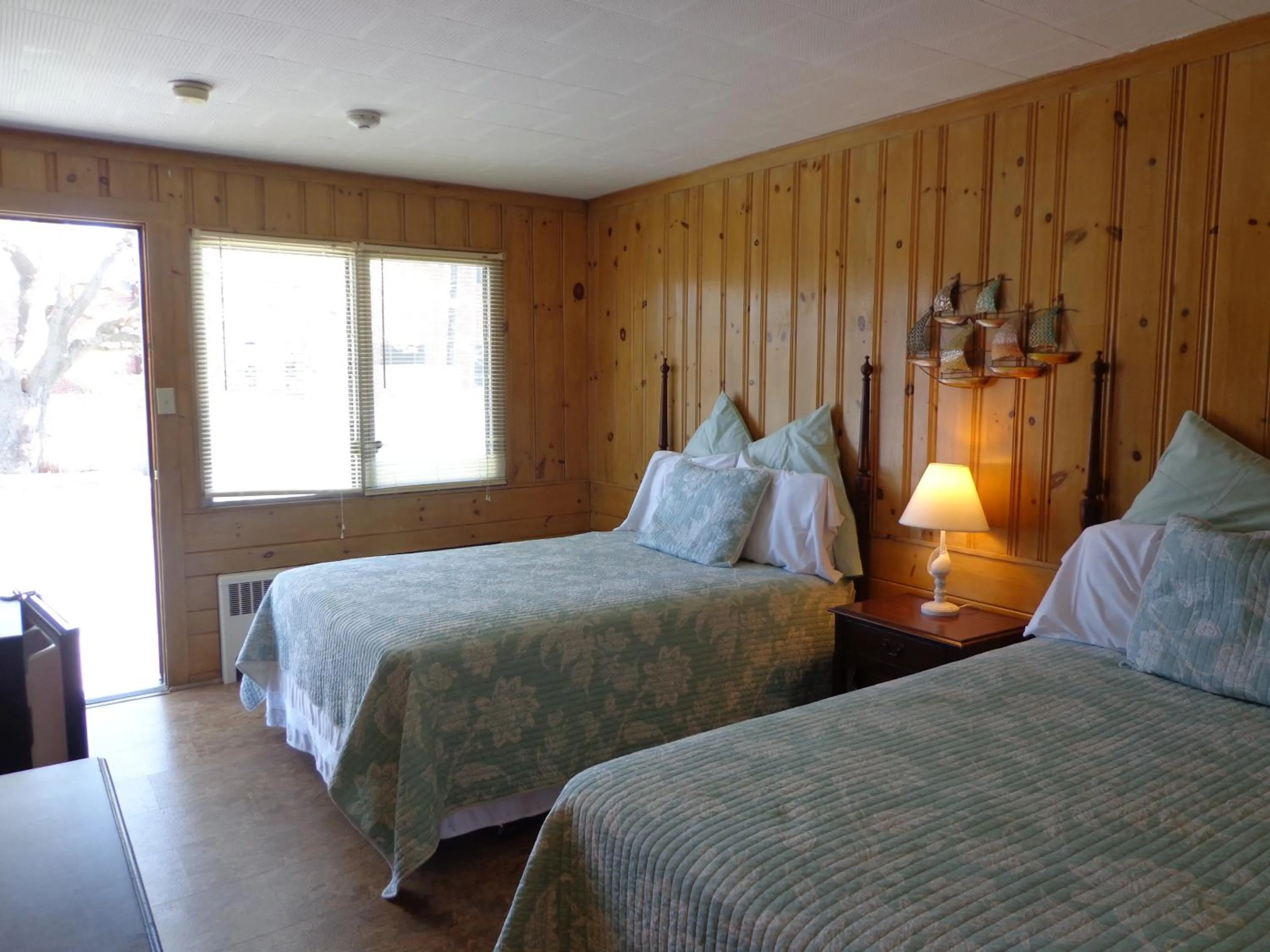 Bed in Town & Beach Motel